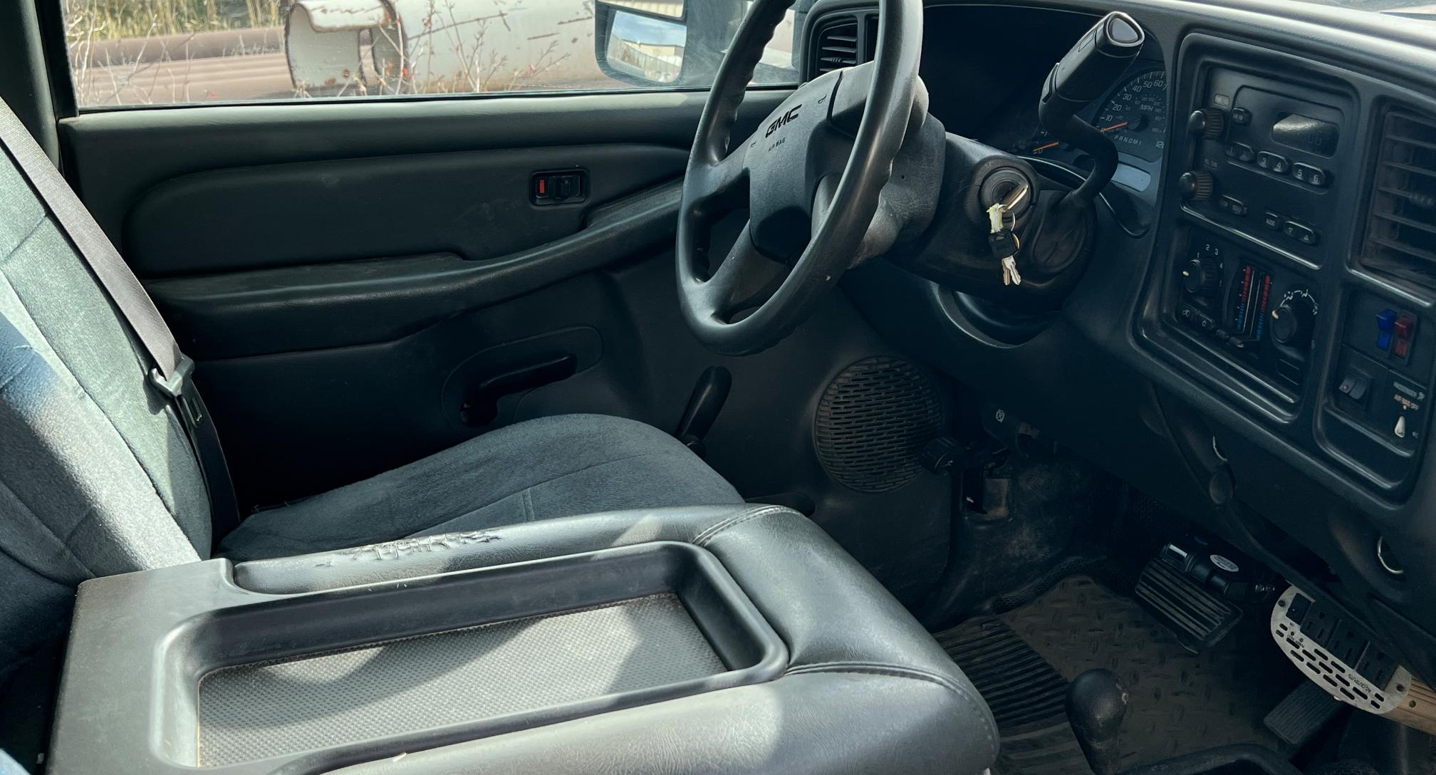 2005 GMC 3500 Sierra 1-Ton - Image 28