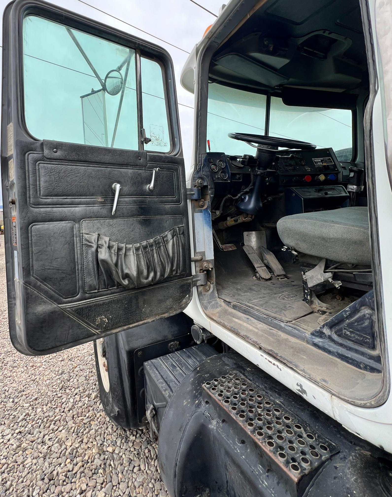 2000 MACK RD688s - Image 10