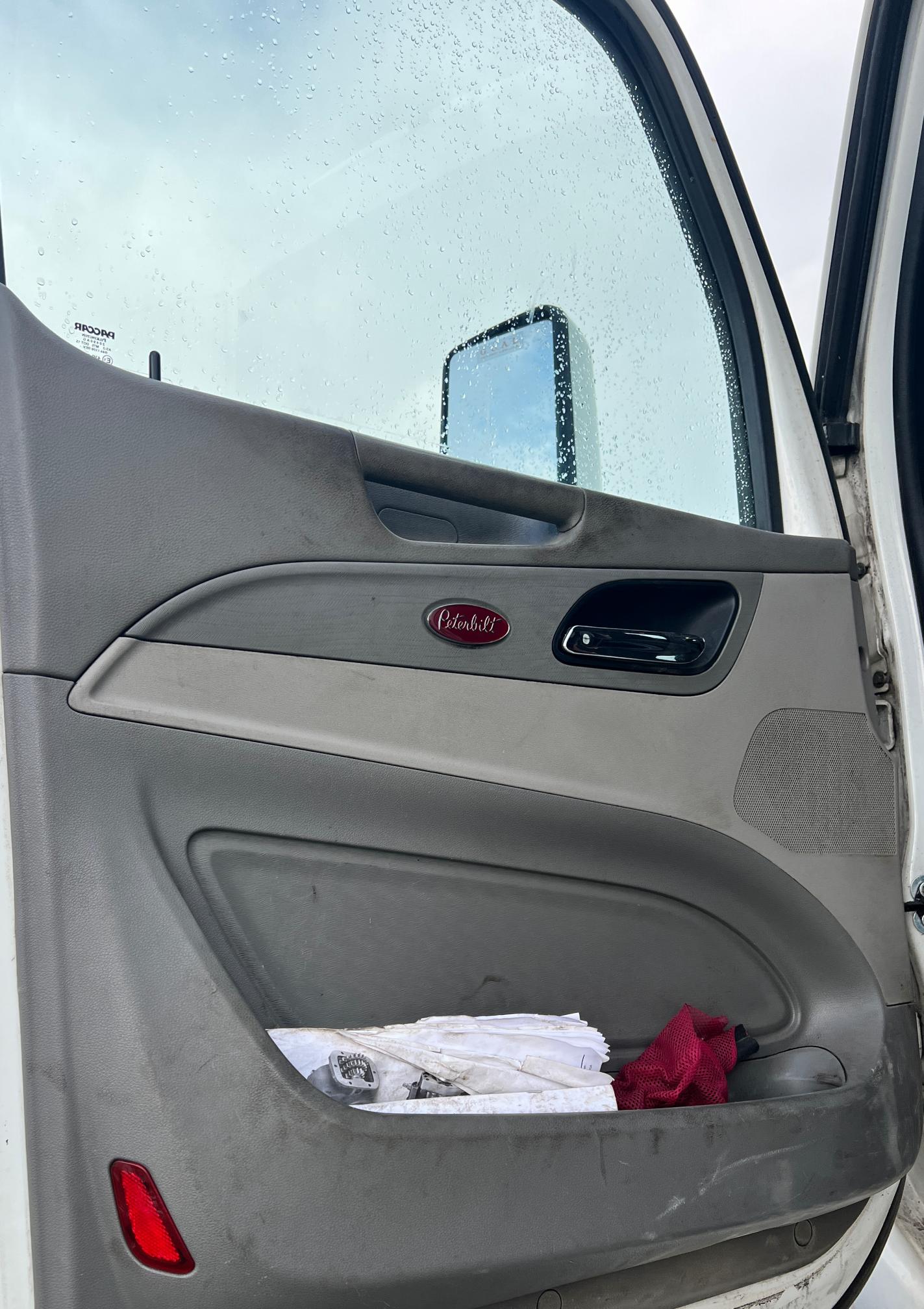 2021 PETERBILT 579 - Image 10