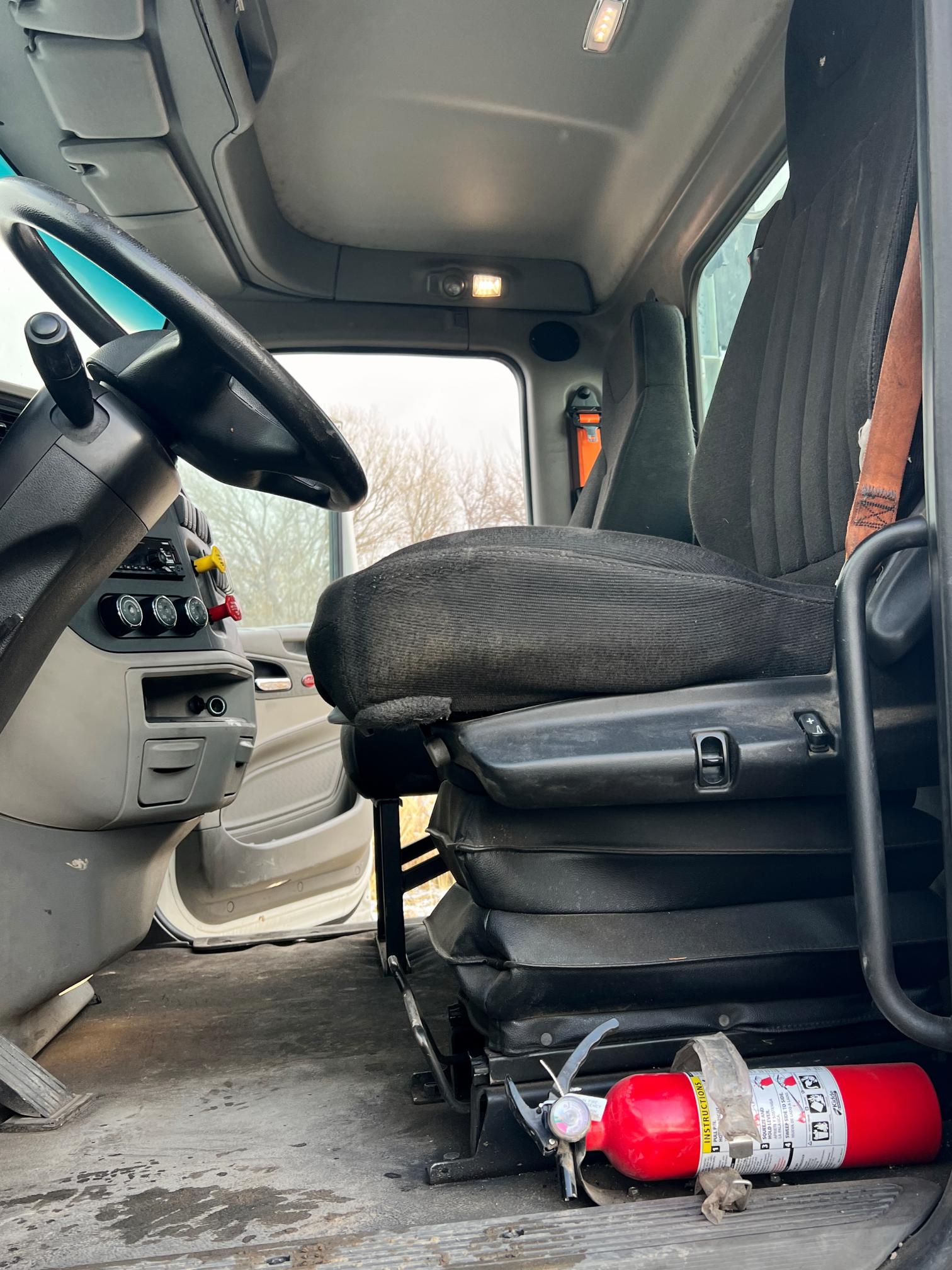 2021 PETERBILT 579 - Image 12