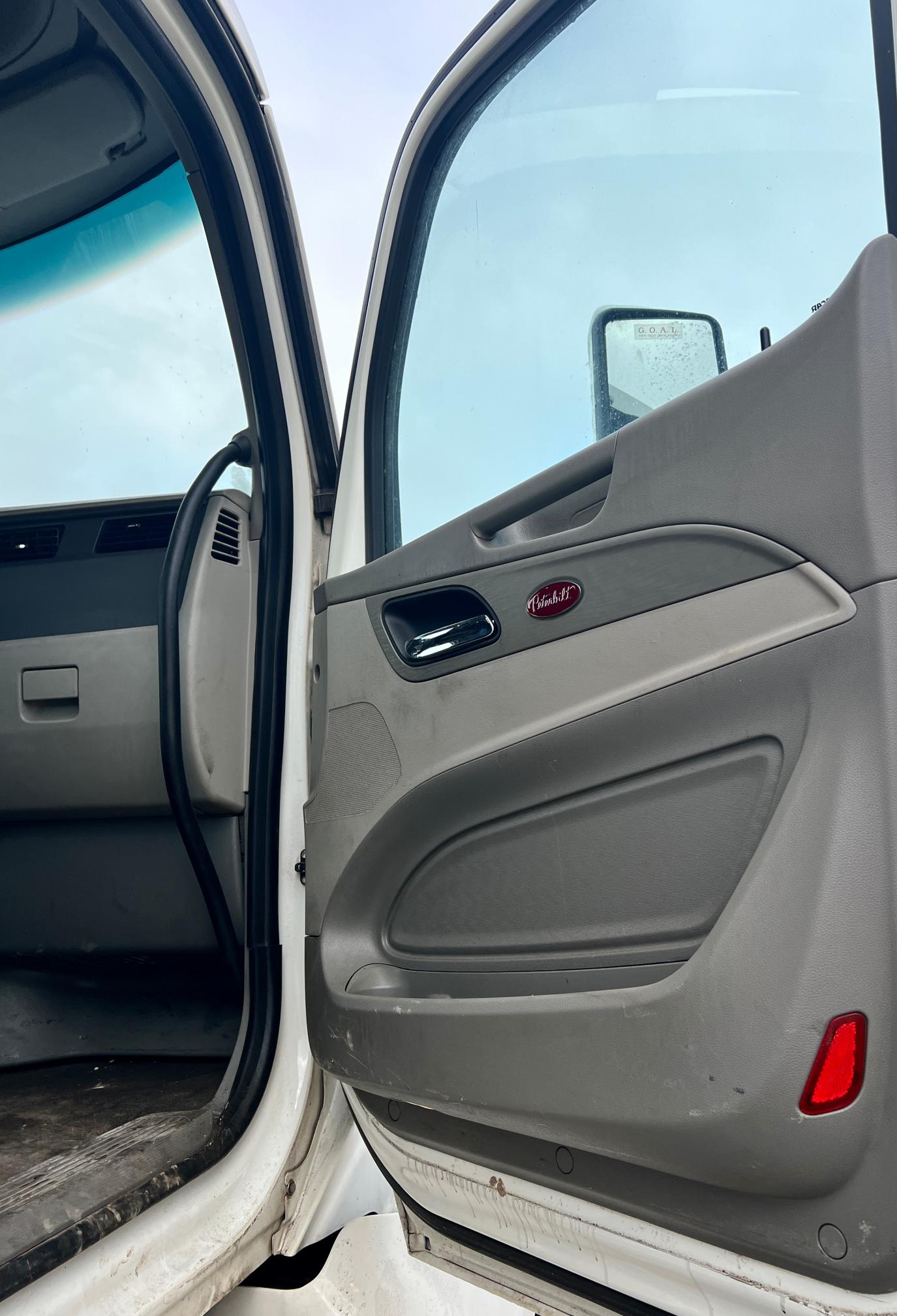 2021 PETERBILT 579 - Image 23