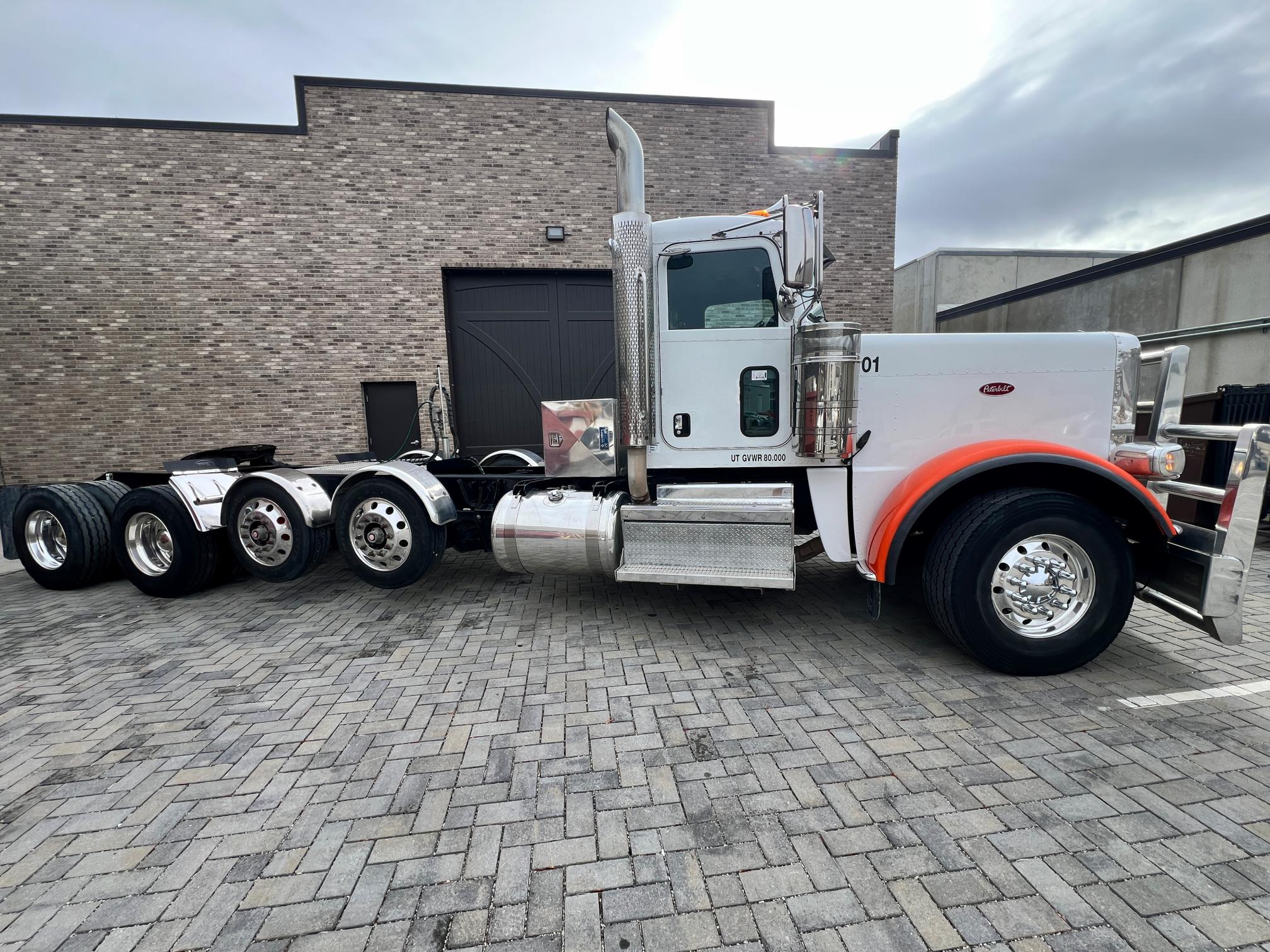 2020 PETERBILT 389 - Image 4