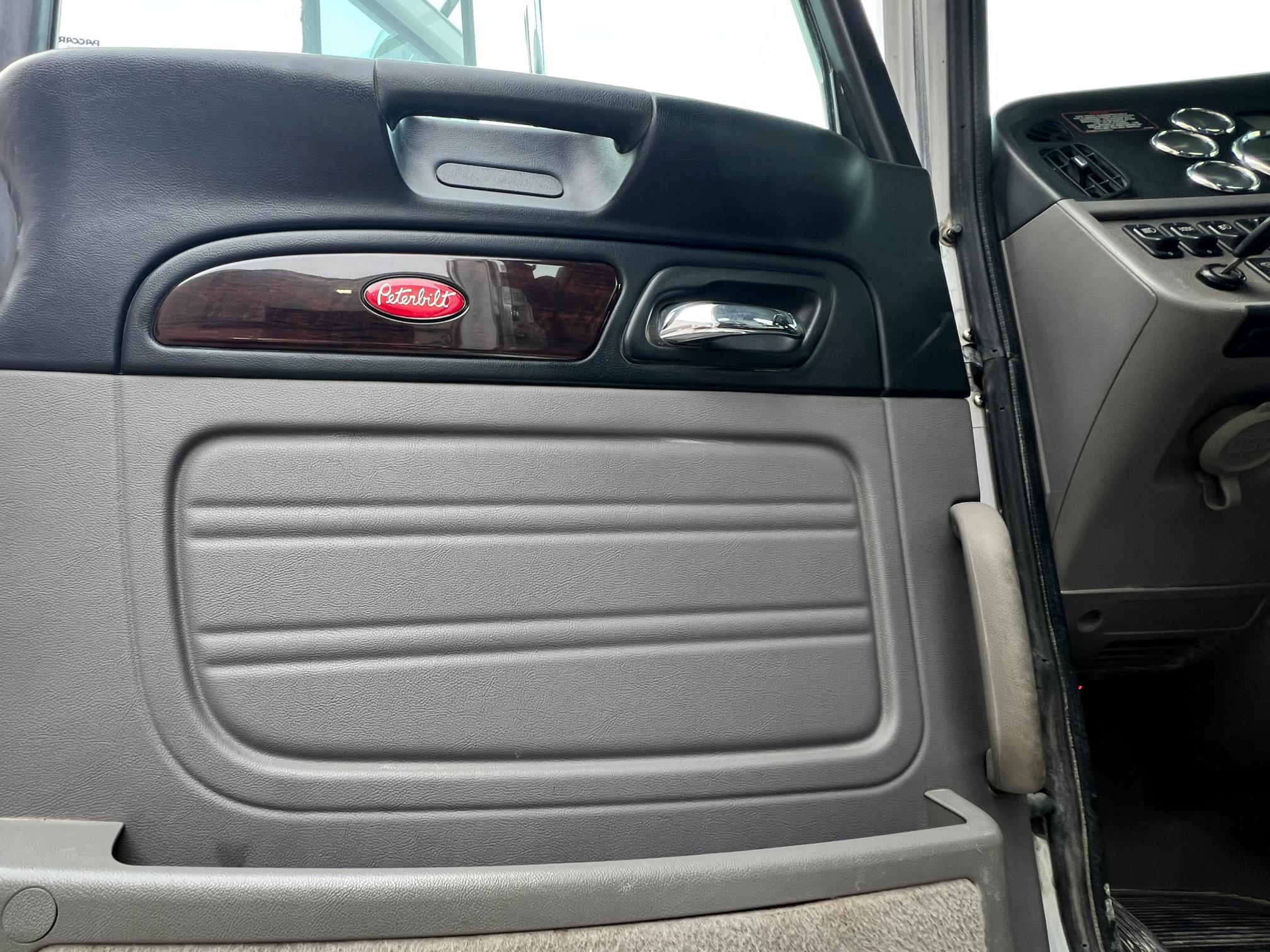 2020 PETERBILT 389 - view 18 of 79