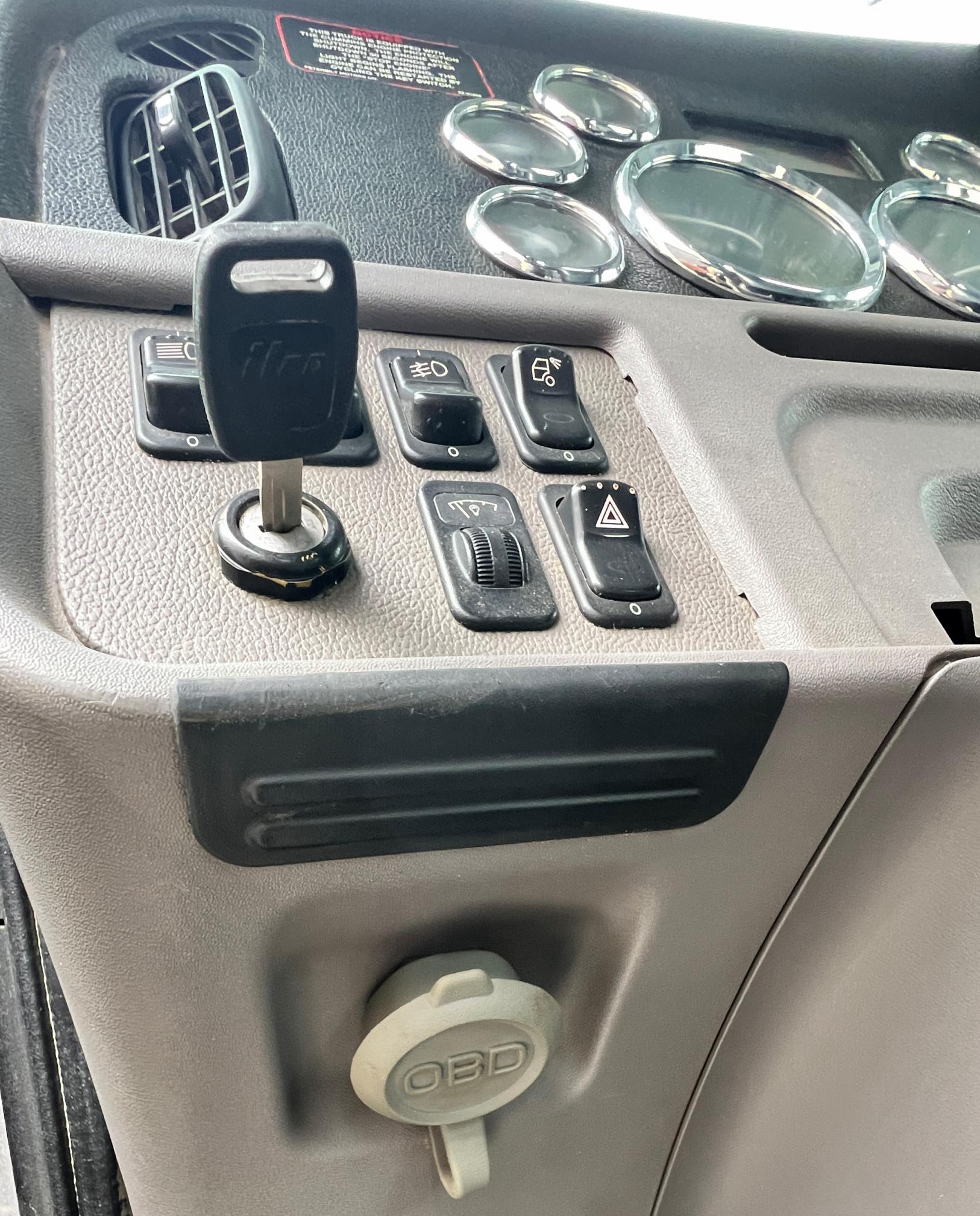 2020 PETERBILT 389 - Image 32