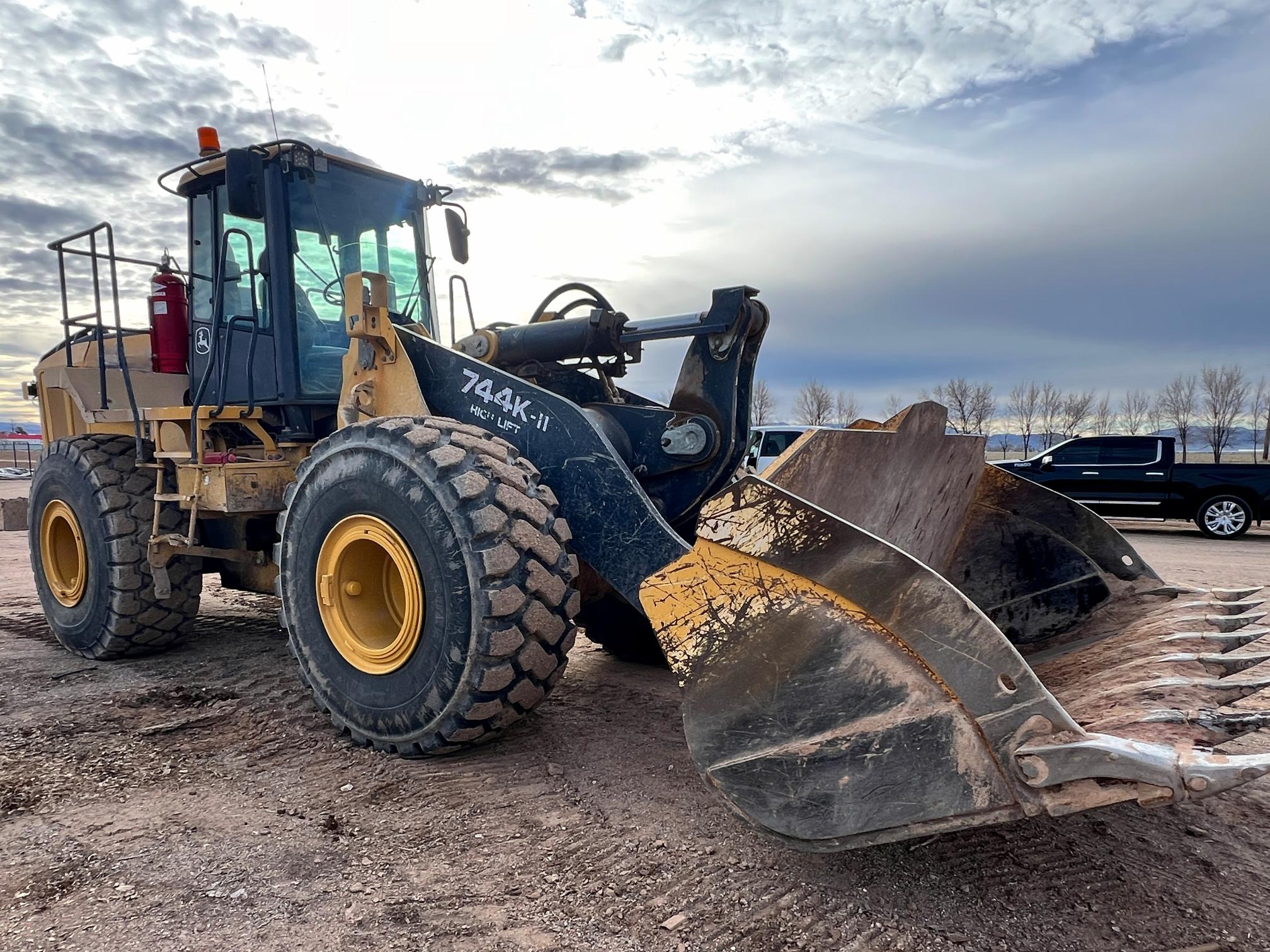 2015 DEERE 744k II - Image 2