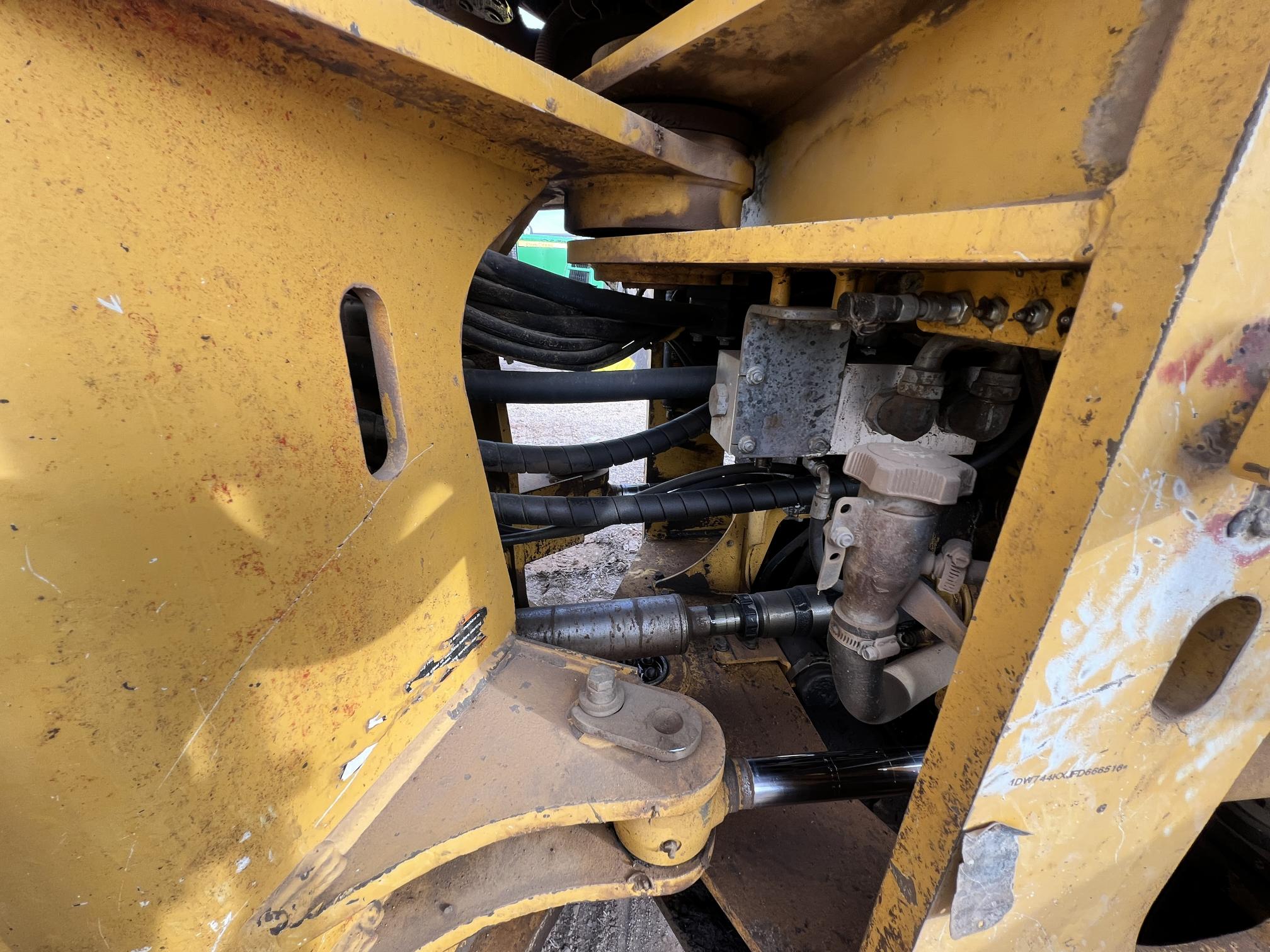 2015 DEERE 744k II - Image 28