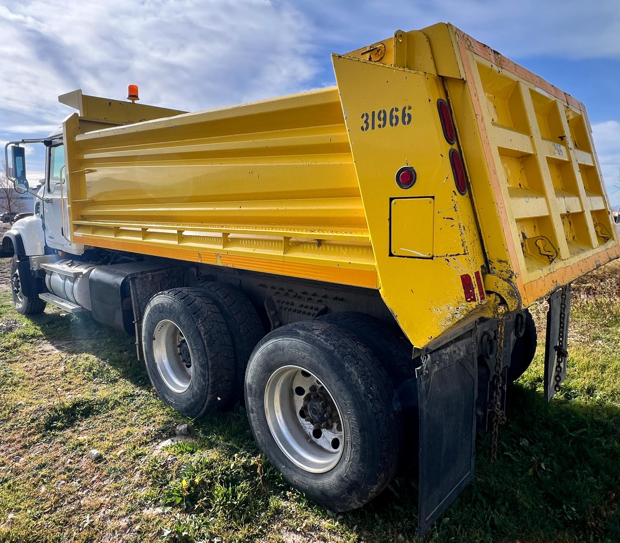 2005 MACK CV713 Granite Dump Truck - Image 4