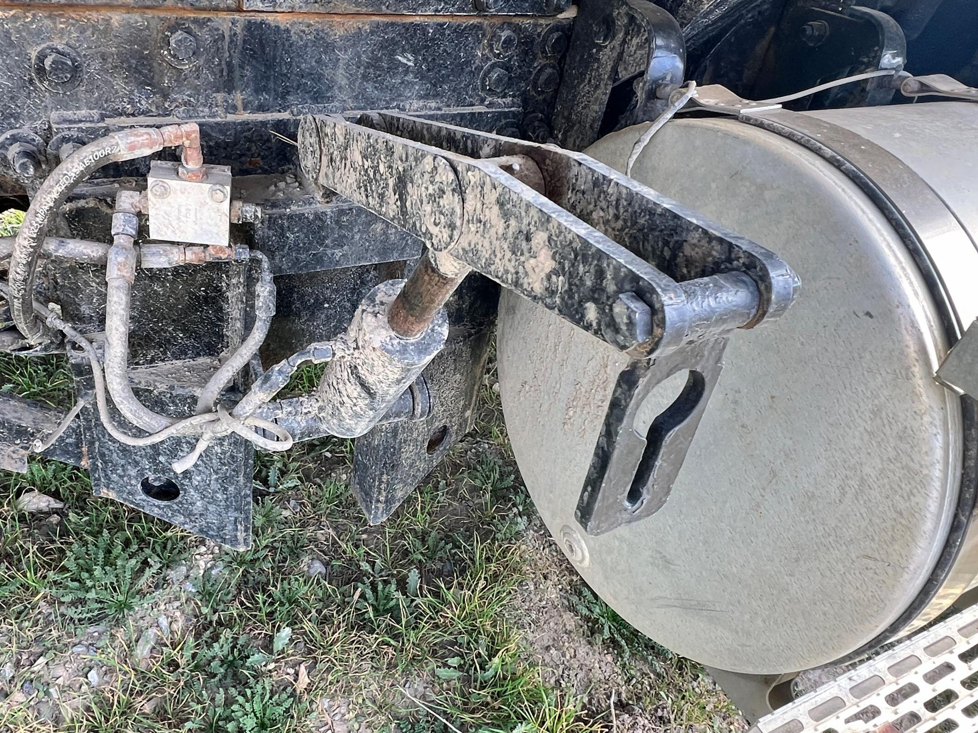 2005 MACK CV713 Granite Dump Truck - Image 33