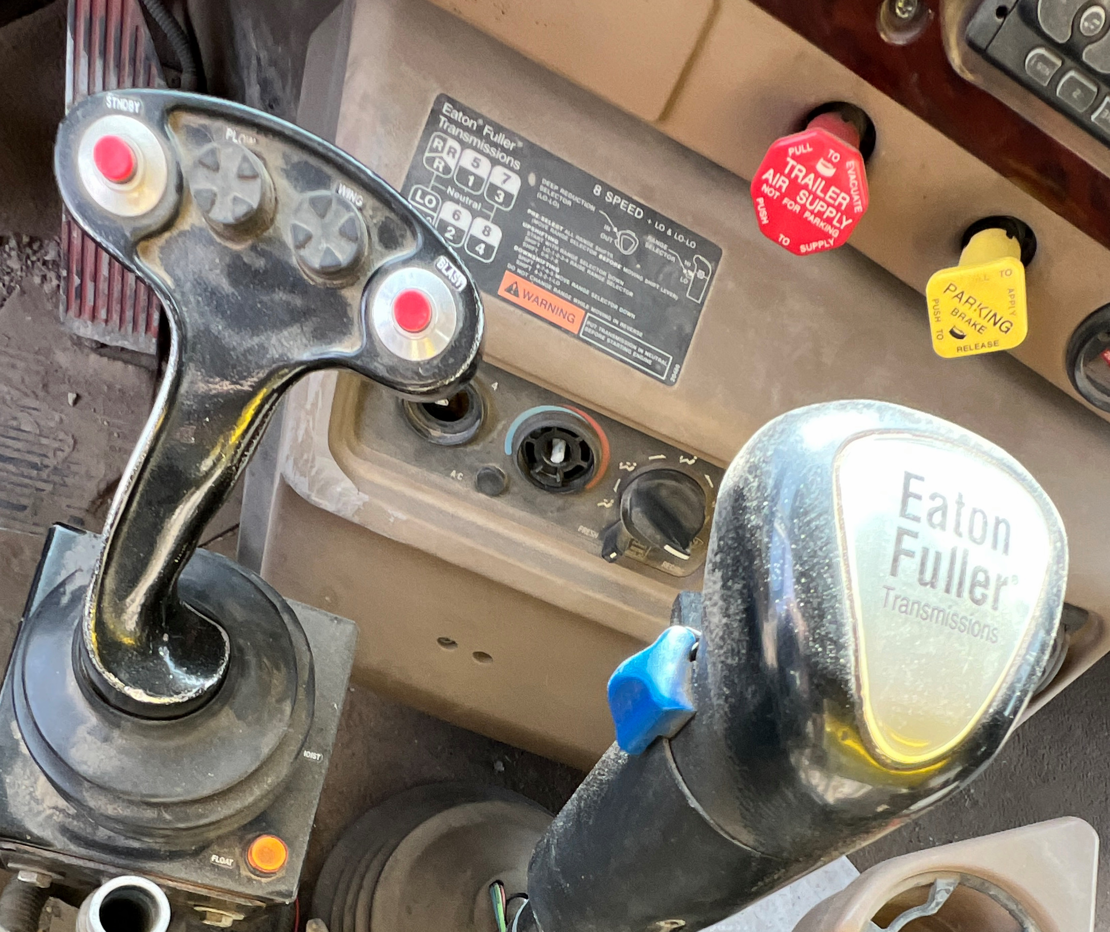 2005 MACK CV713 Granite Dump Truck - view 17 of 79