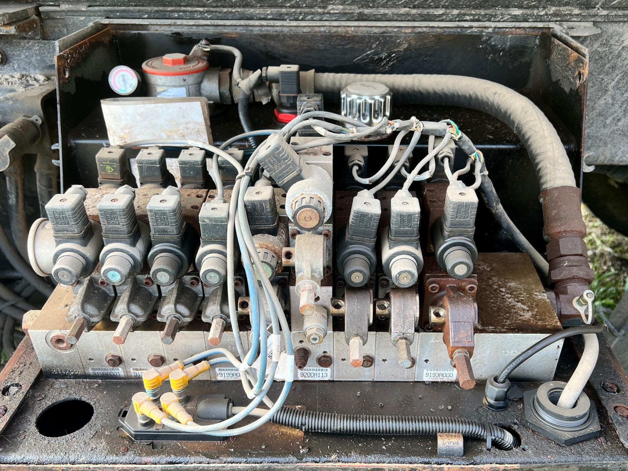 2005 MACK CV713 Granite Dump Truck - Image 41