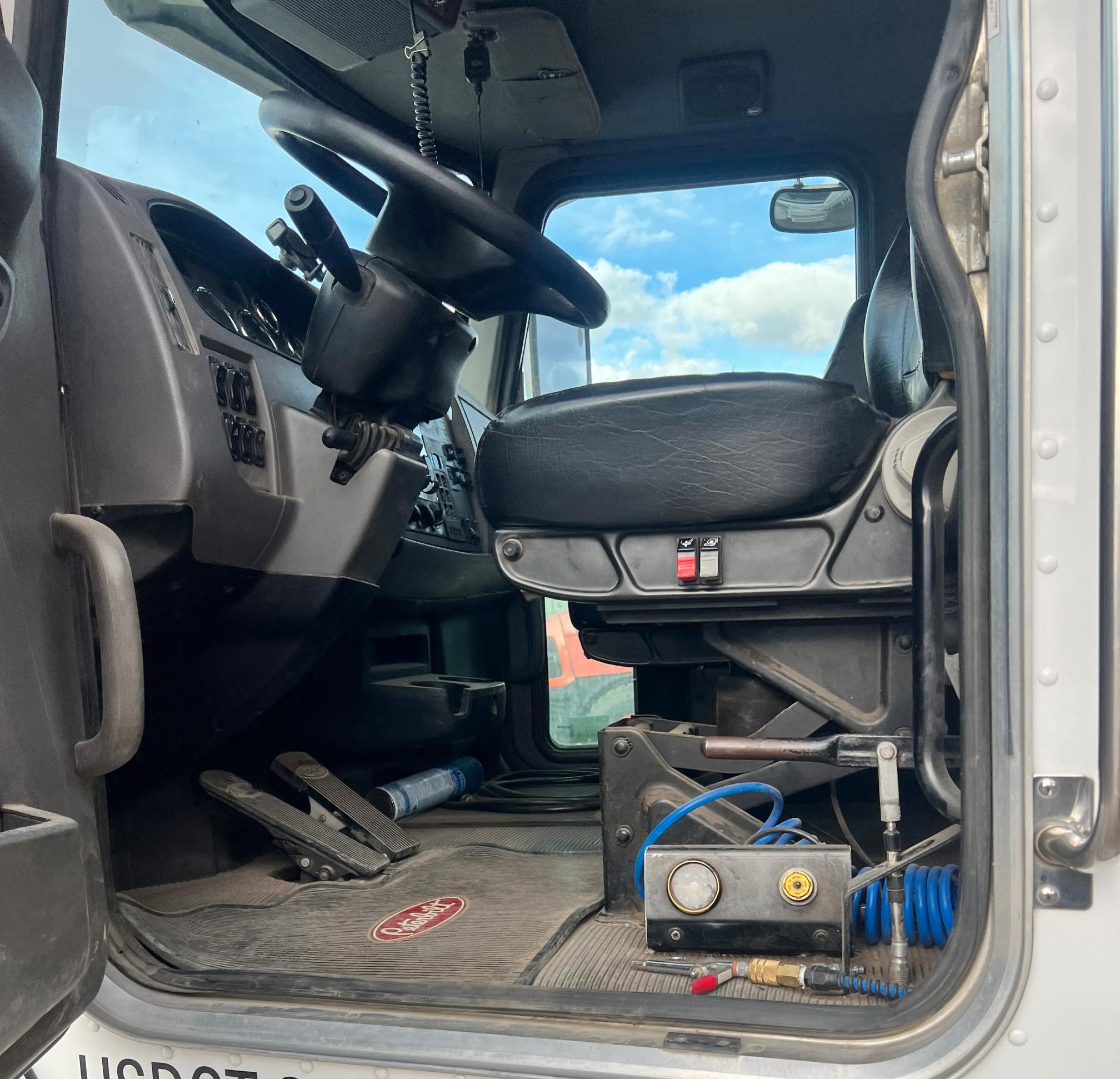 2016 PETERBILT 348 - view 14 of 106