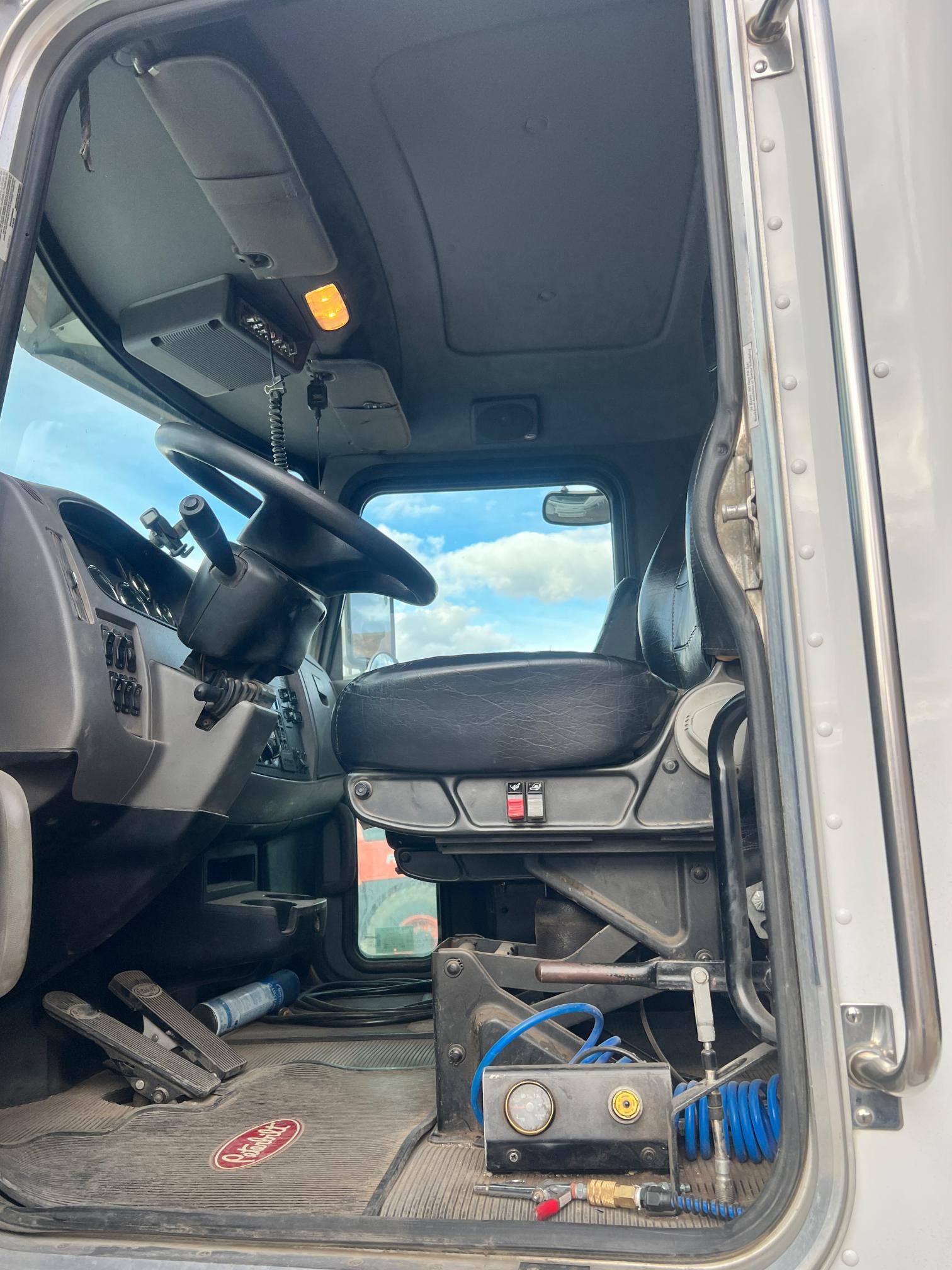 2016 PETERBILT 348 - Image 15