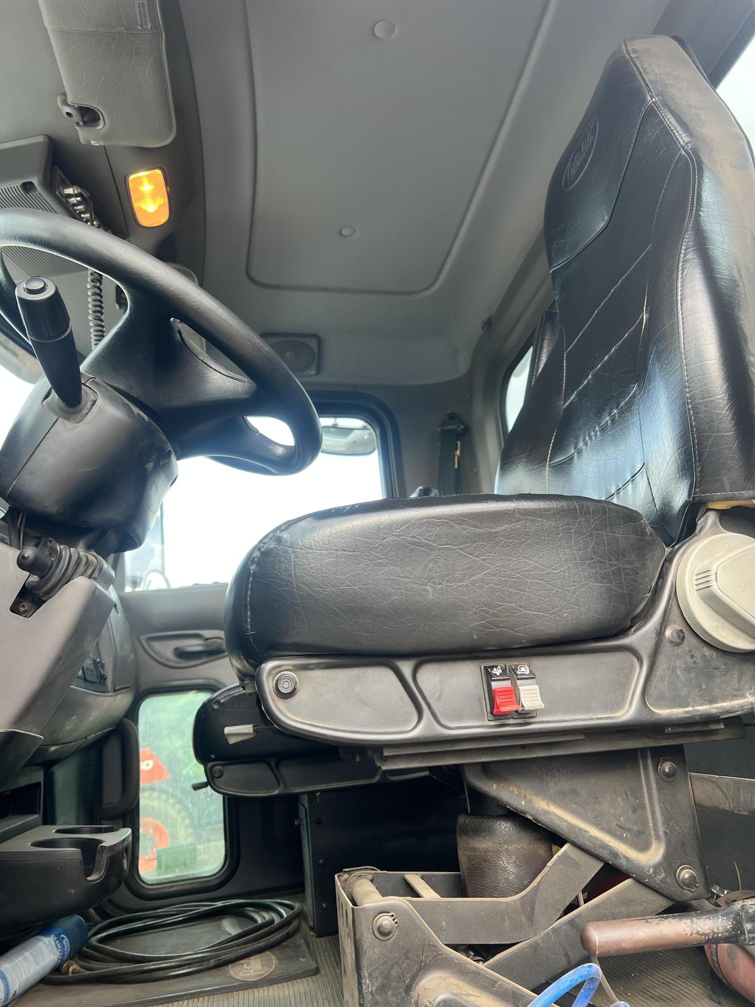 2016 PETERBILT 348 - view 16 of 106