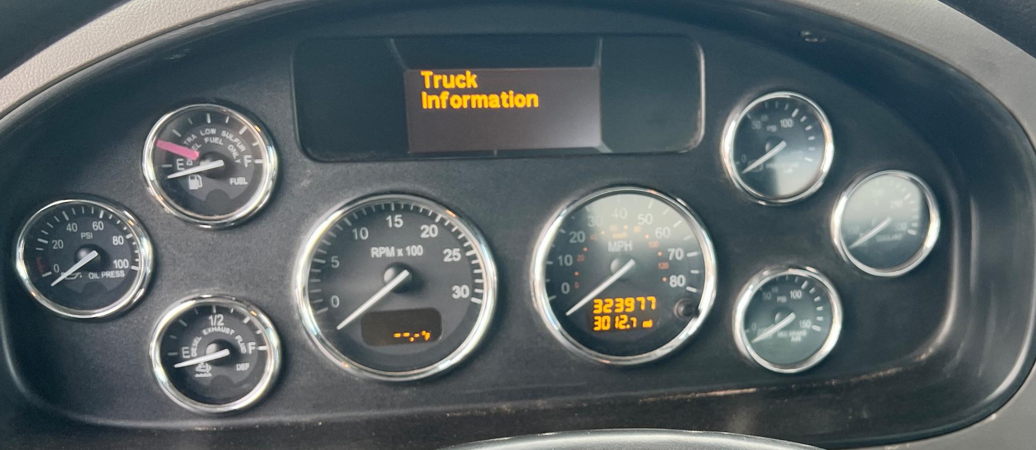 2016 PETERBILT 348 - Image 22