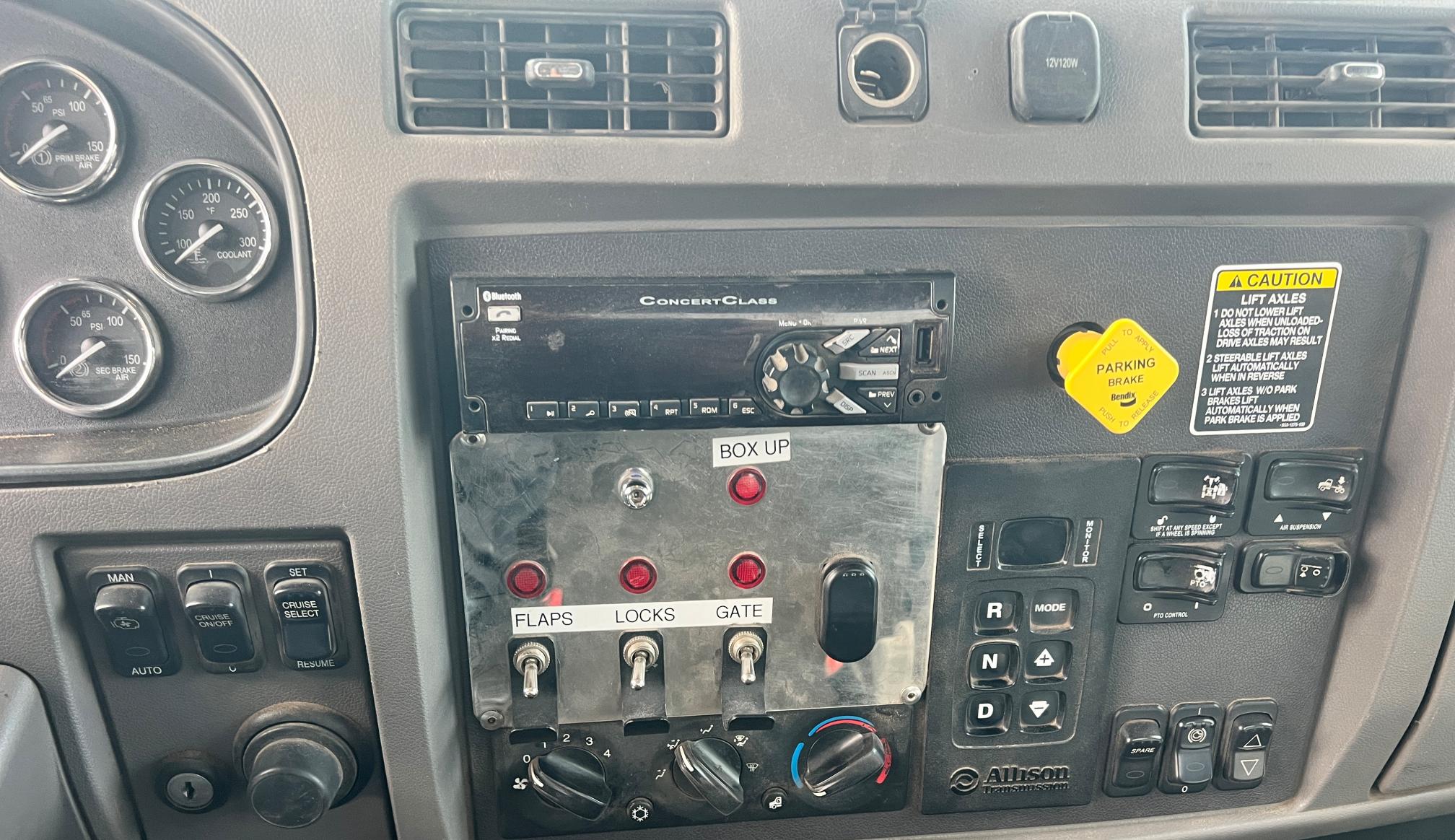 2016 PETERBILT 348 - Image 25