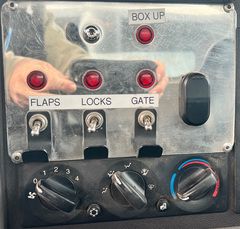 2017 PETERBILT 348 - Image 26