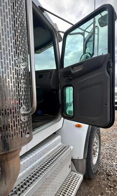 2017 PETERBILT 348 - Image 33