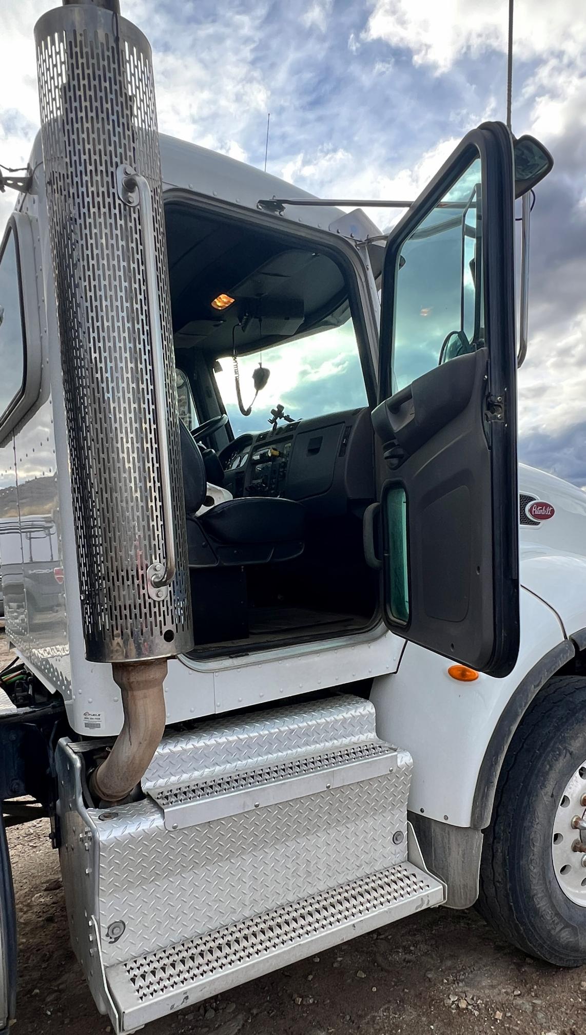 2016 PETERBILT 348 - Image 32