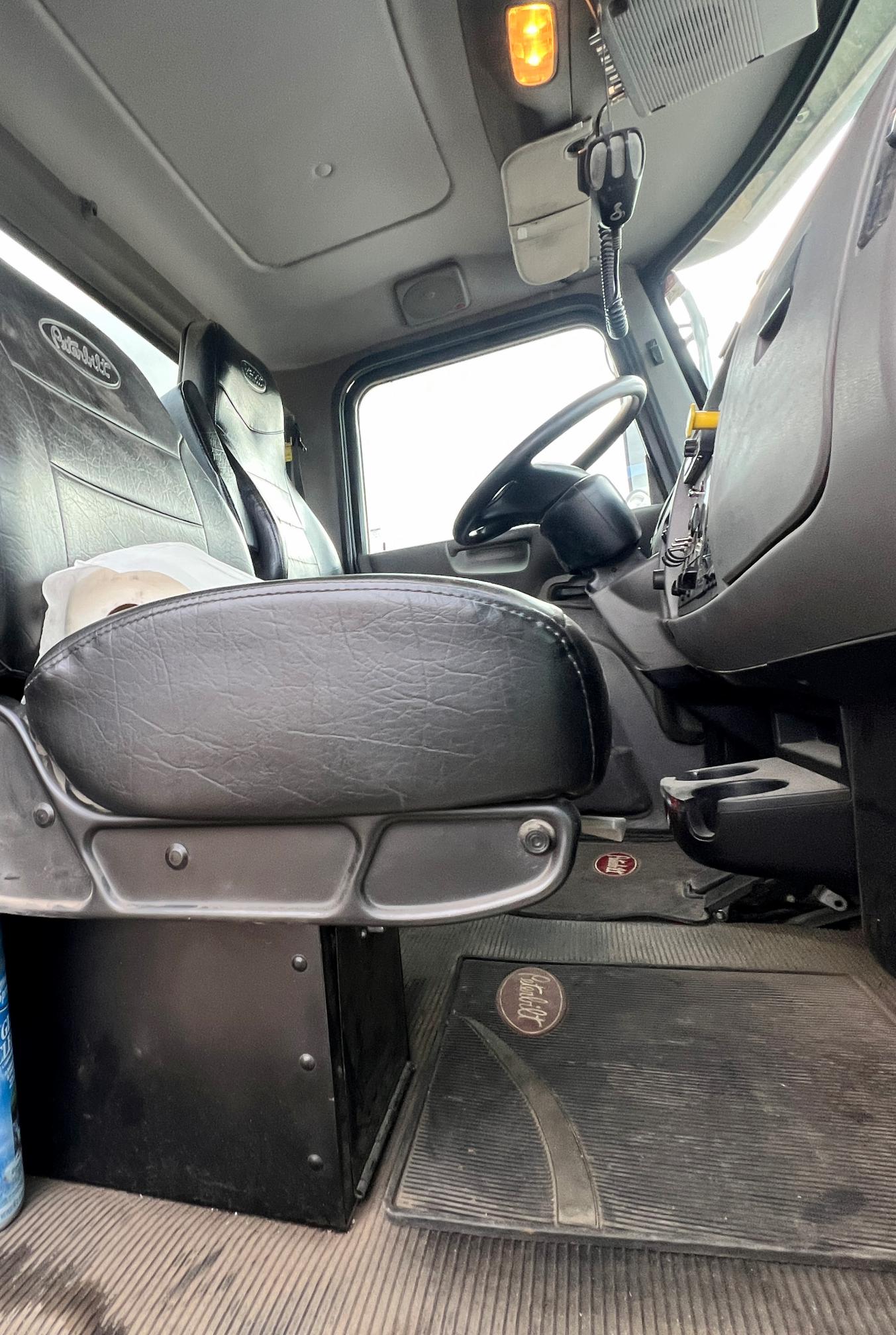 2016 PETERBILT 348 - Image 36