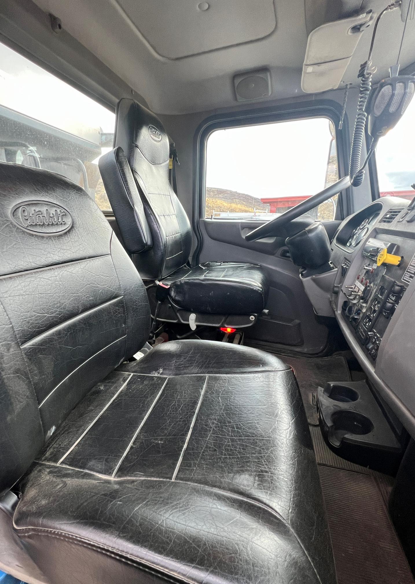 2016 PETERBILT 348 - Image 37