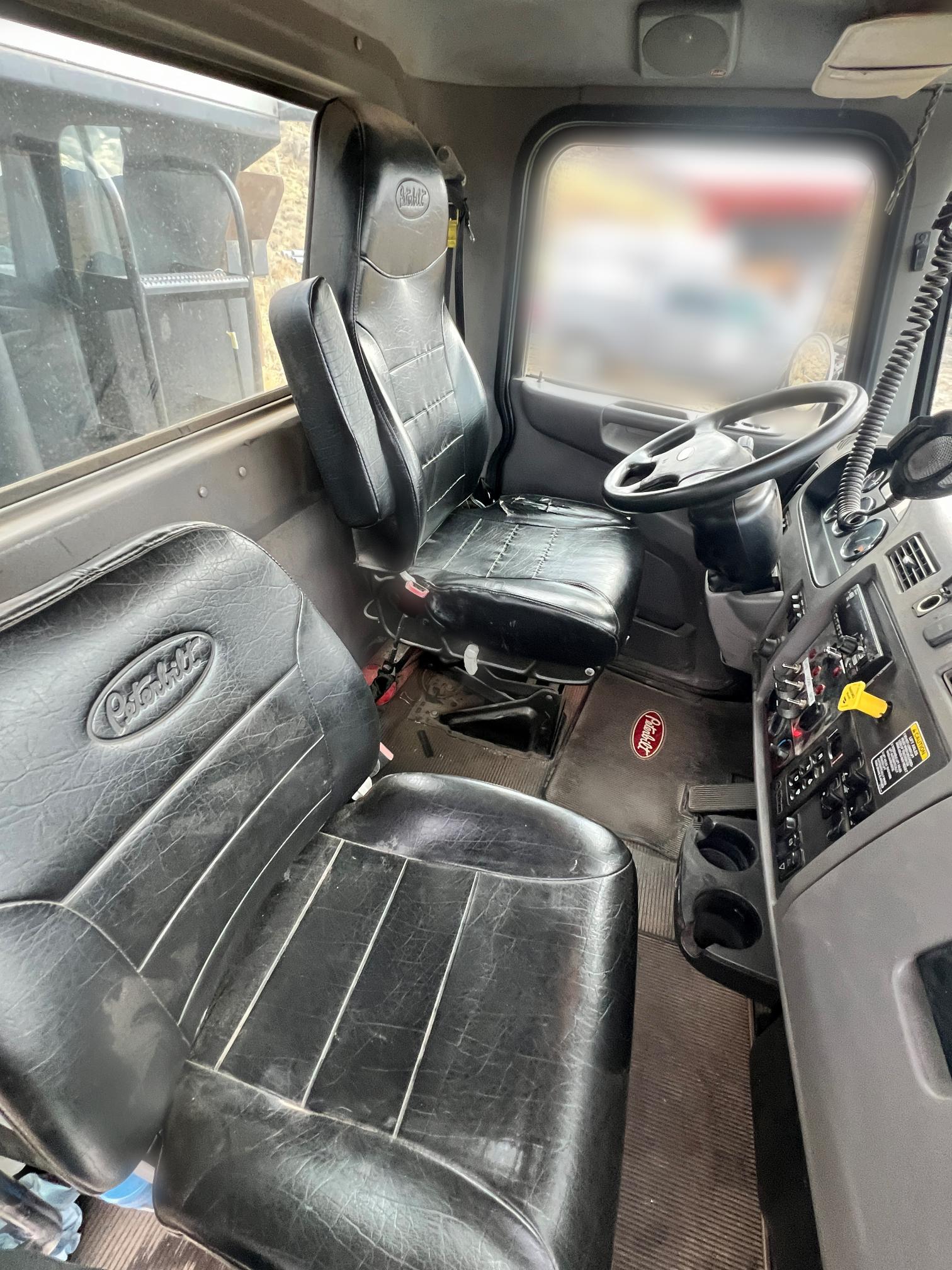 2016 PETERBILT 348 - Image 38