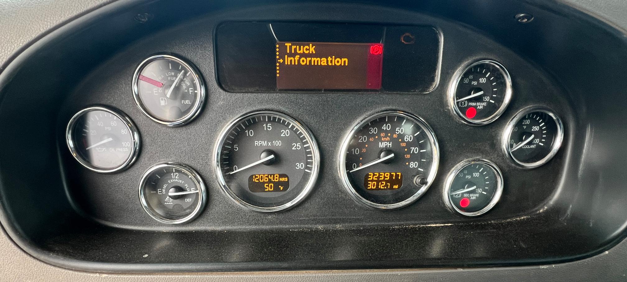 2016 PETERBILT 348 - Image 23