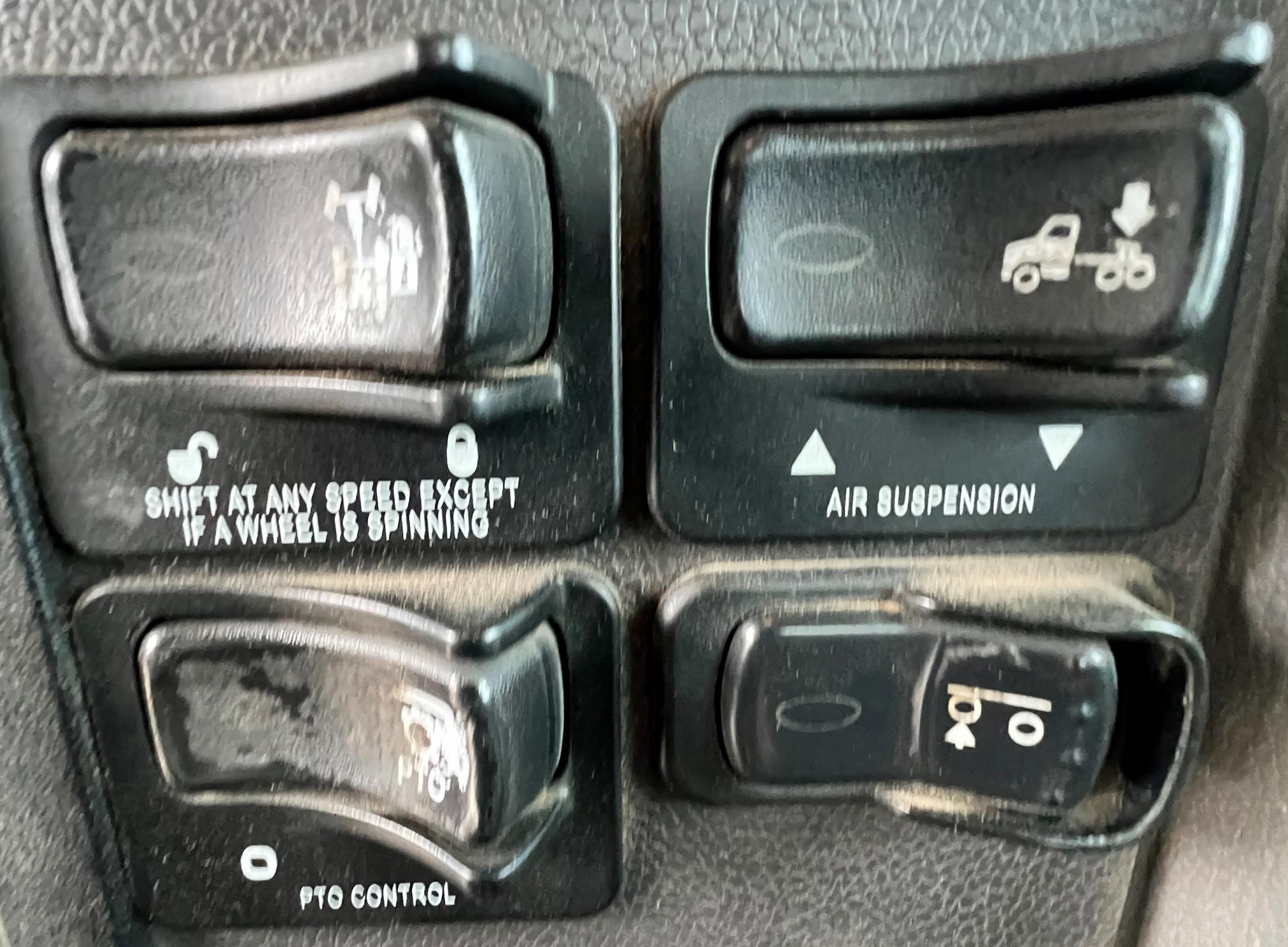 2016 PETERBILT 348 - Image 30