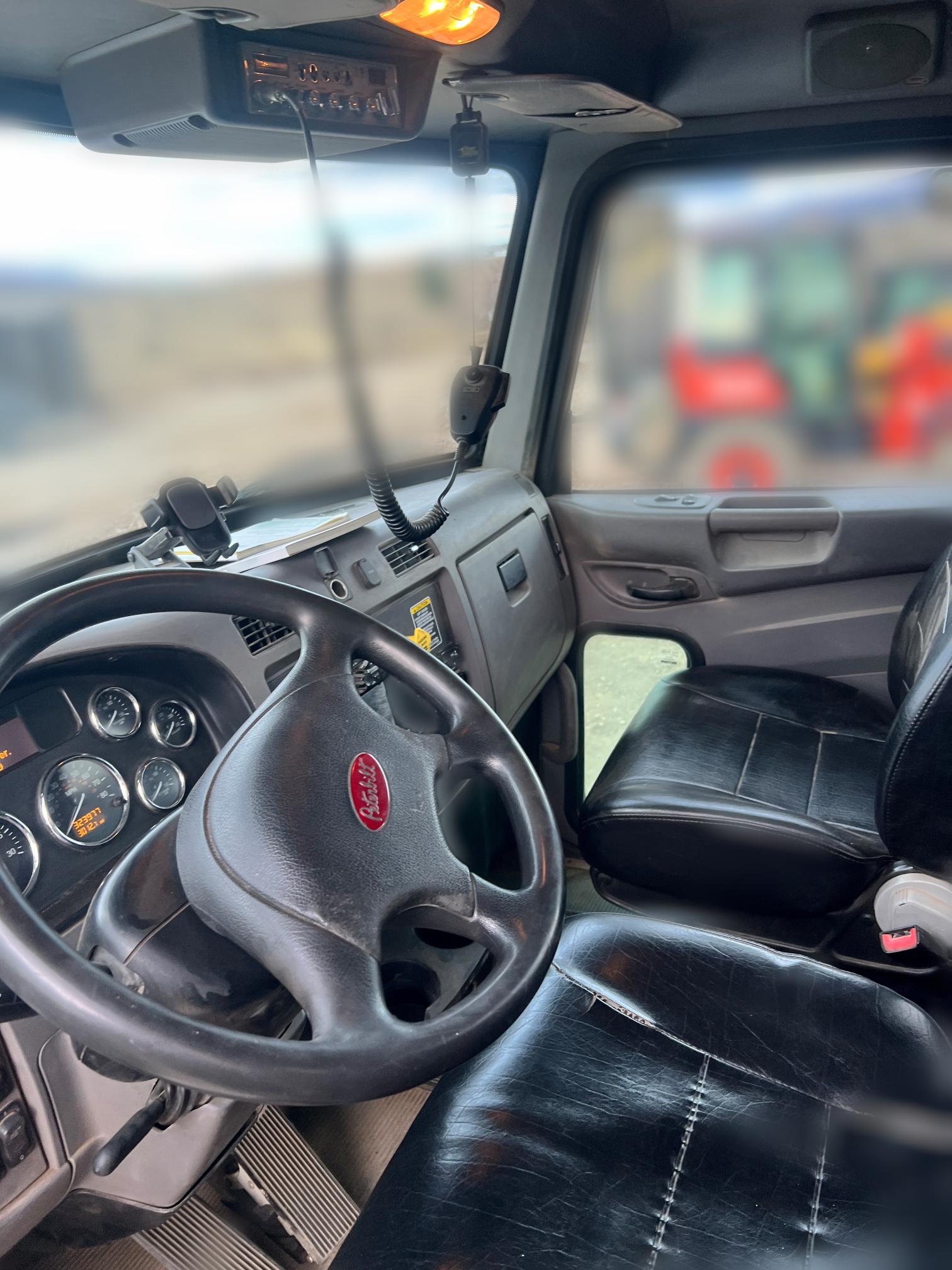 2016 PETERBILT 348 - Image 17