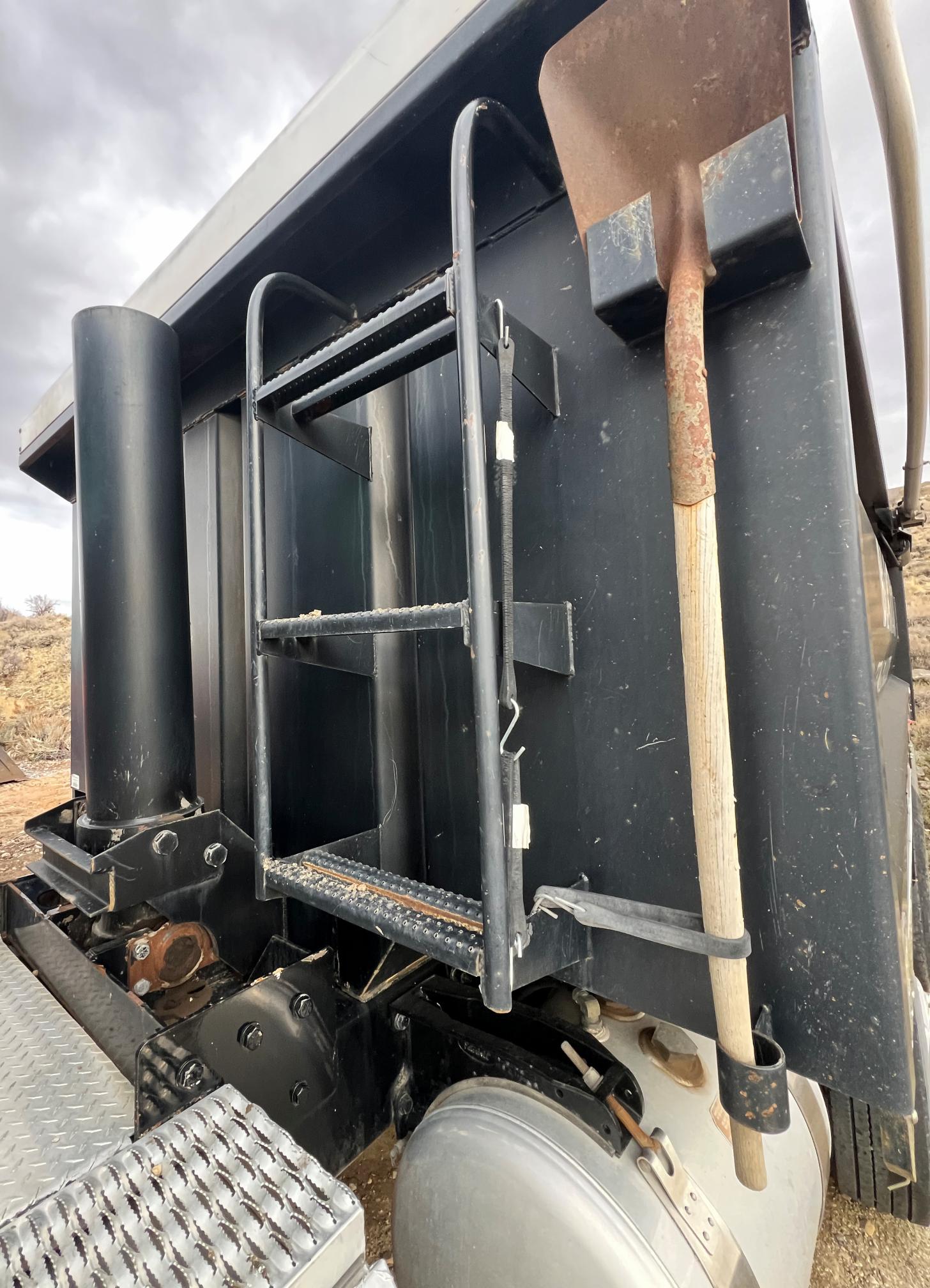 2016 PETERBILT 348 - Image 53