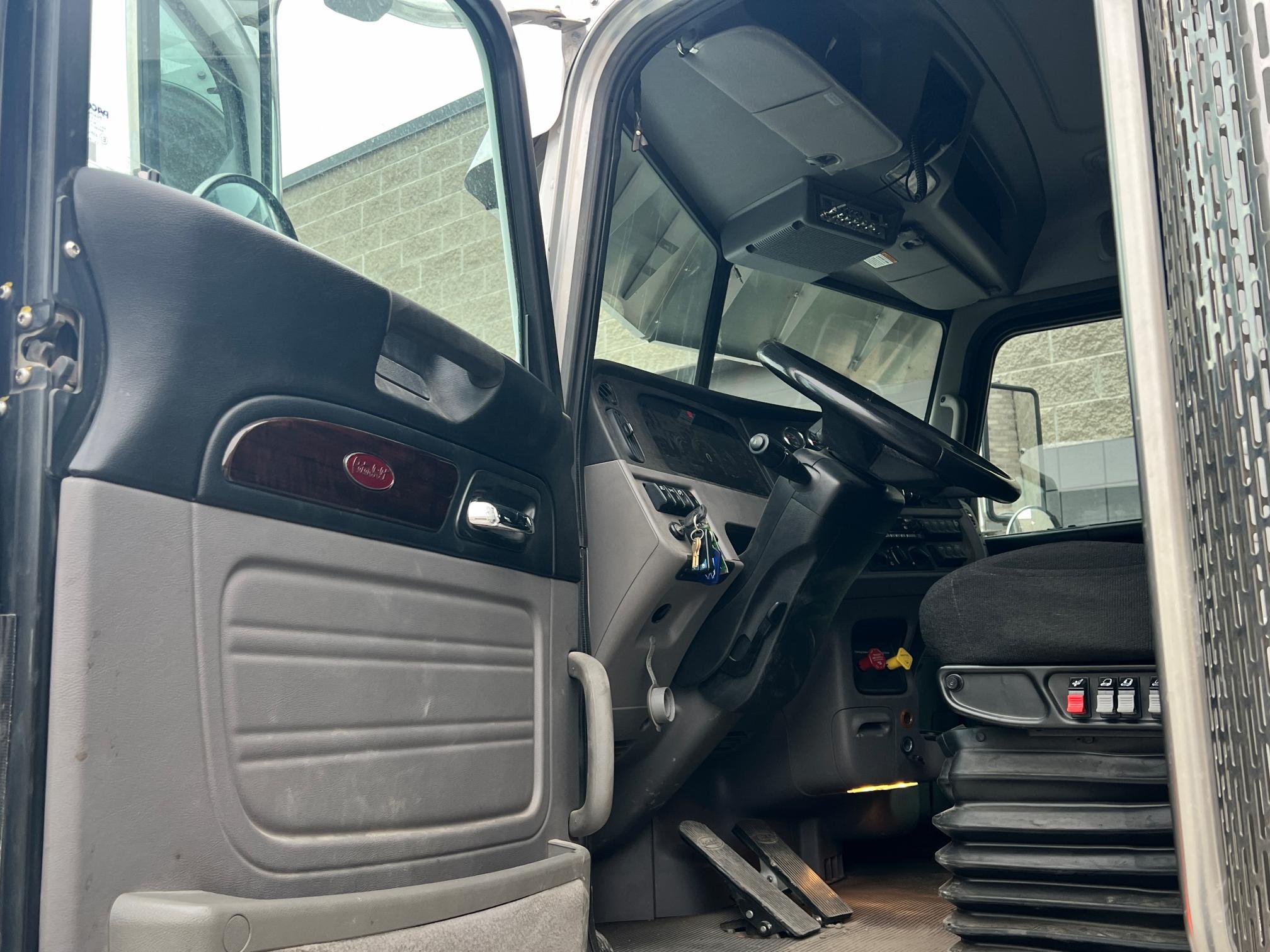 2023 PETERBILT 389 - Image 17