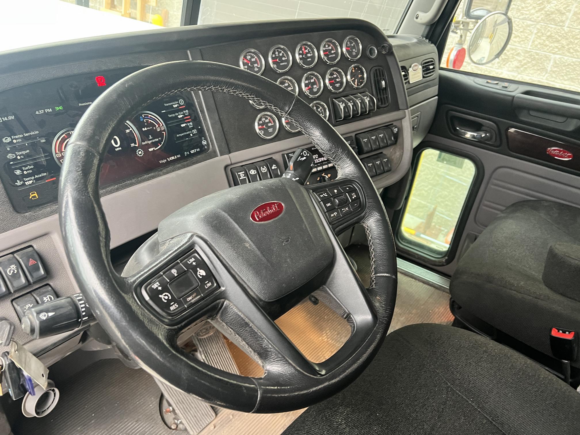 2023 PETERBILT 389 - Image 18