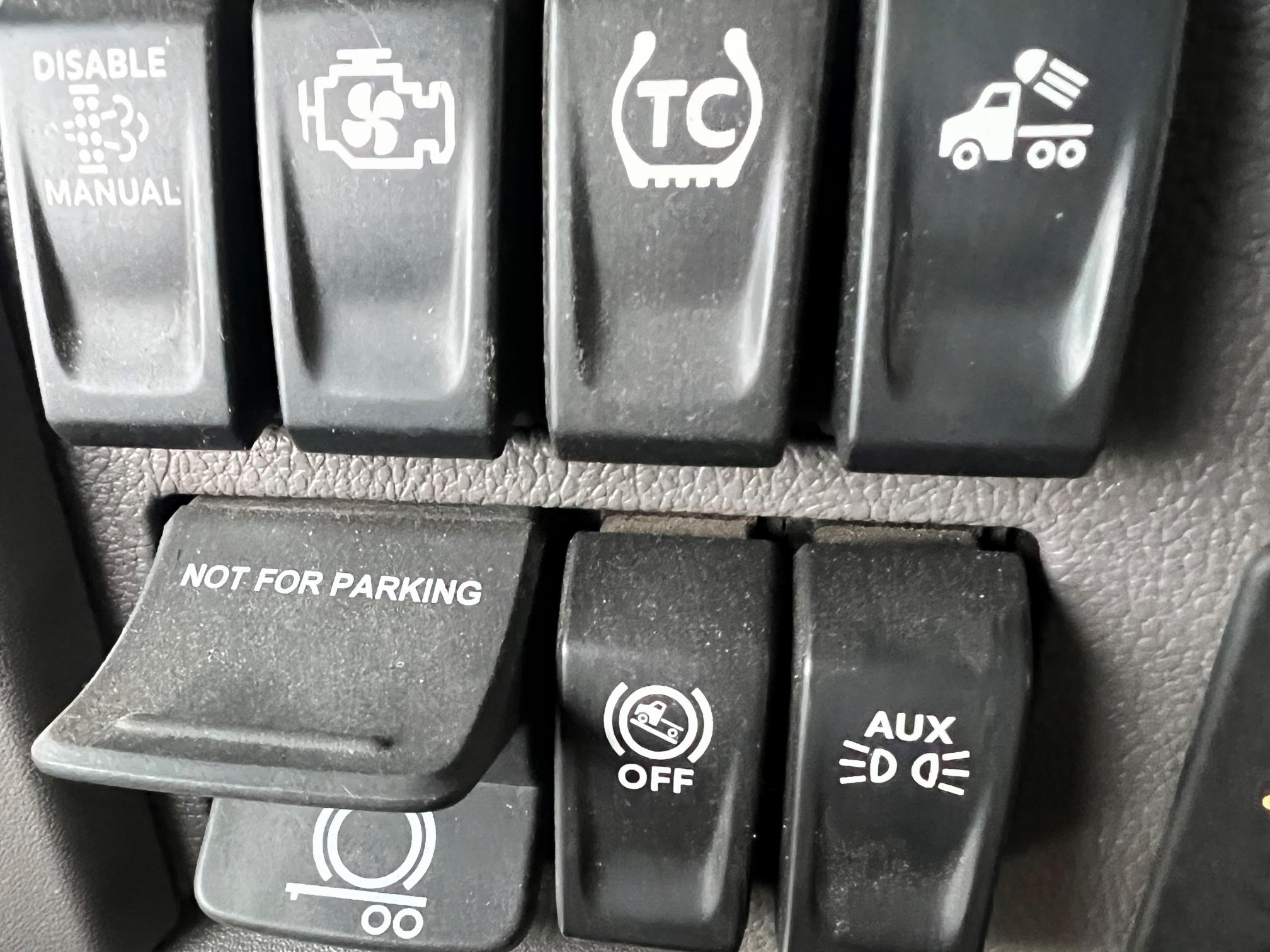 2023 PETERBILT 389 - Image 24