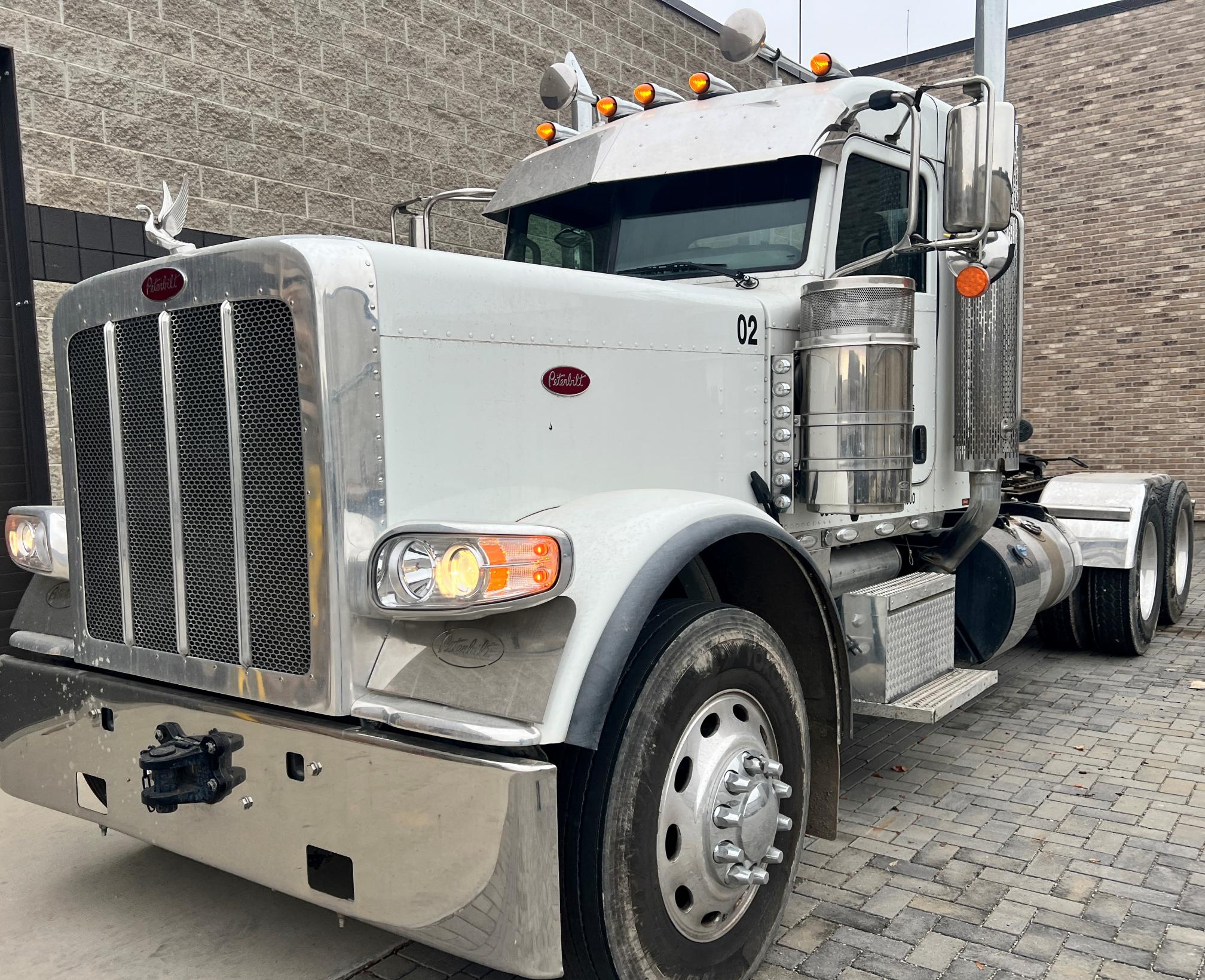 2023 PETERBILT 389 - Image 3