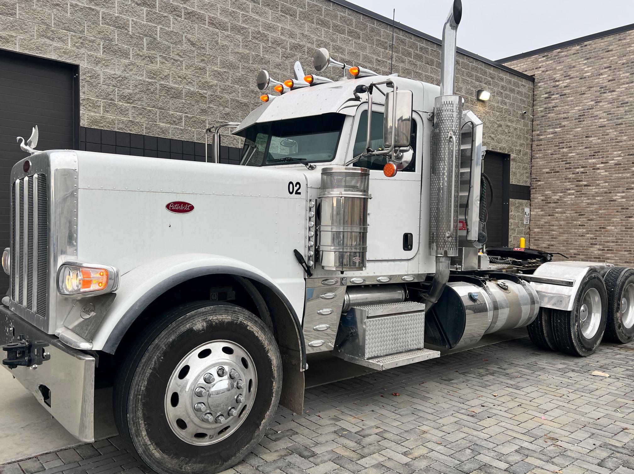 2023 PETERBILT 389 - view 4 of 69