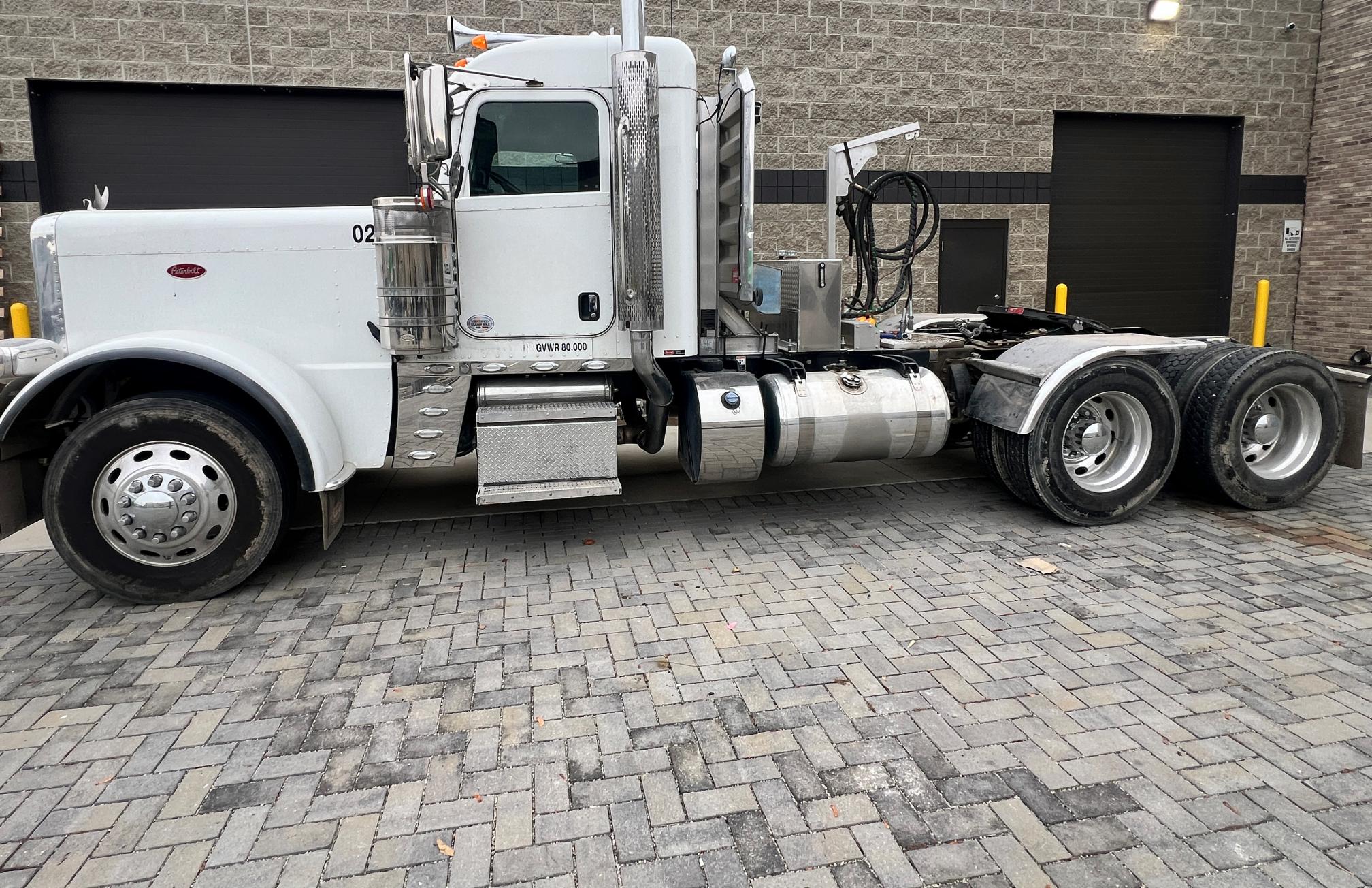 2023 PETERBILT 389 - view 2 of 69