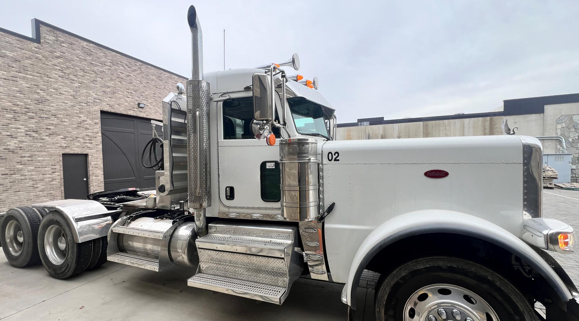 2023 PETERBILT 389 - Image 10