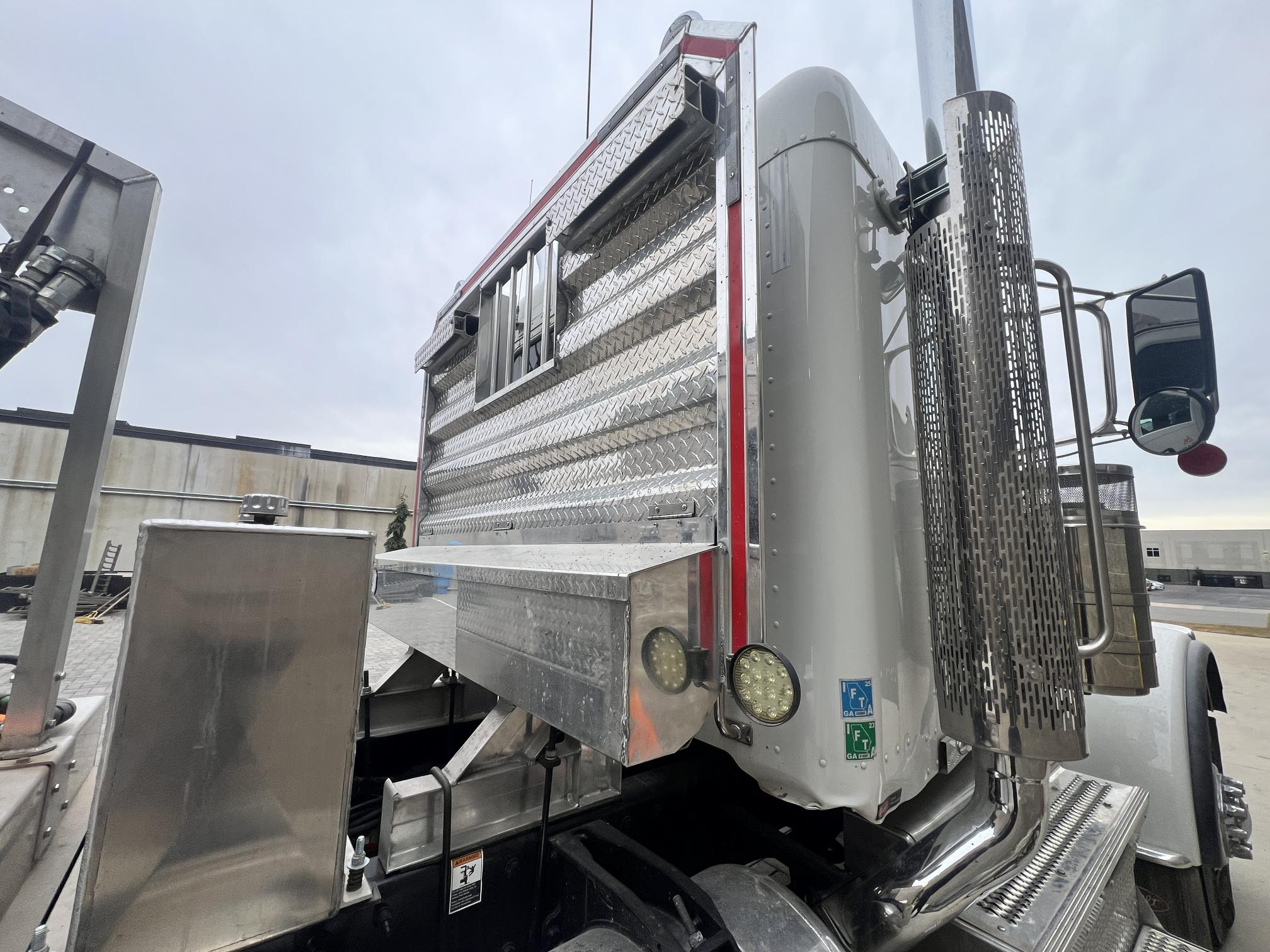 2023 PETERBILT 389 - Image 30