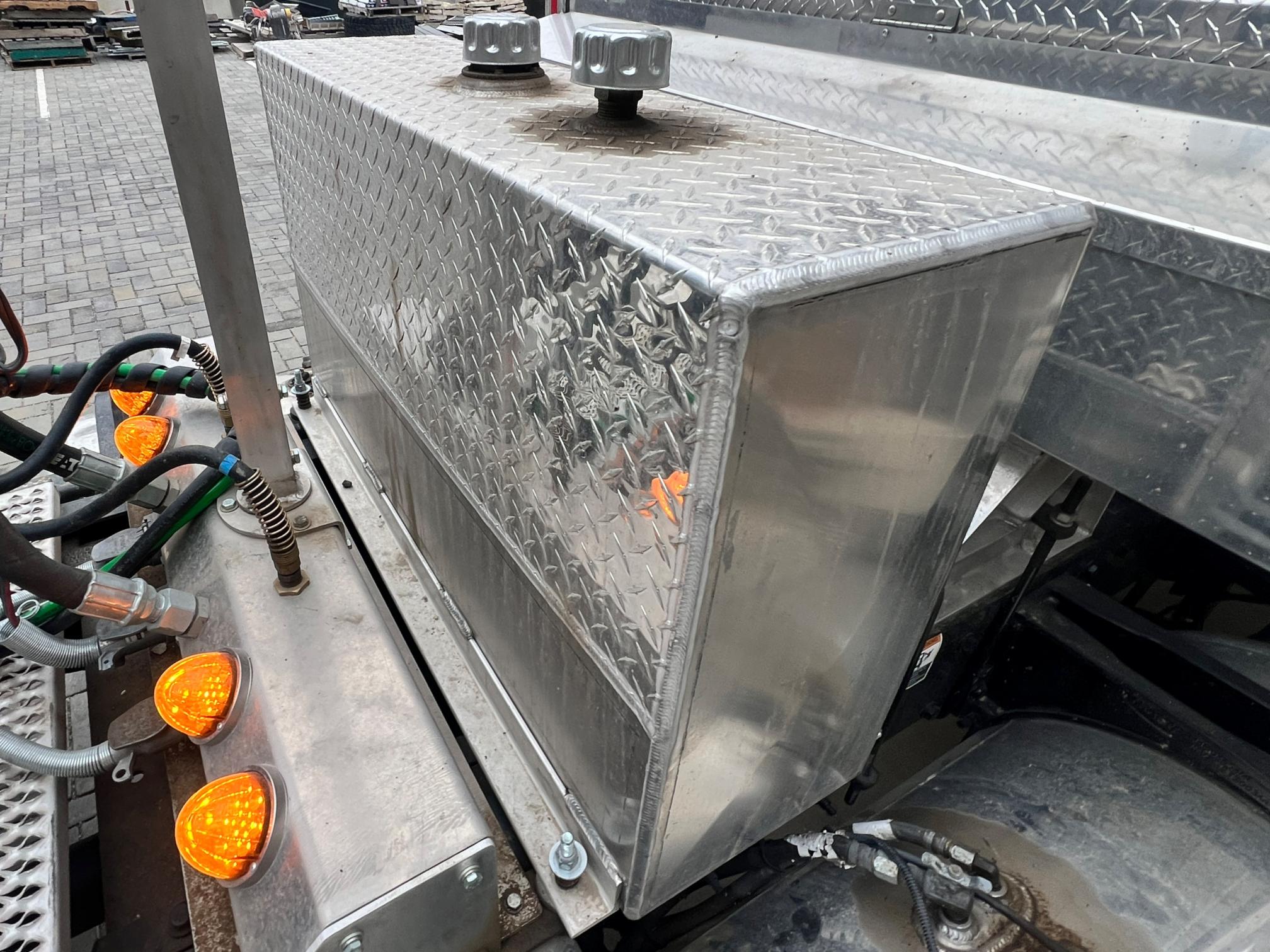 2023 PETERBILT 389 - Image 32