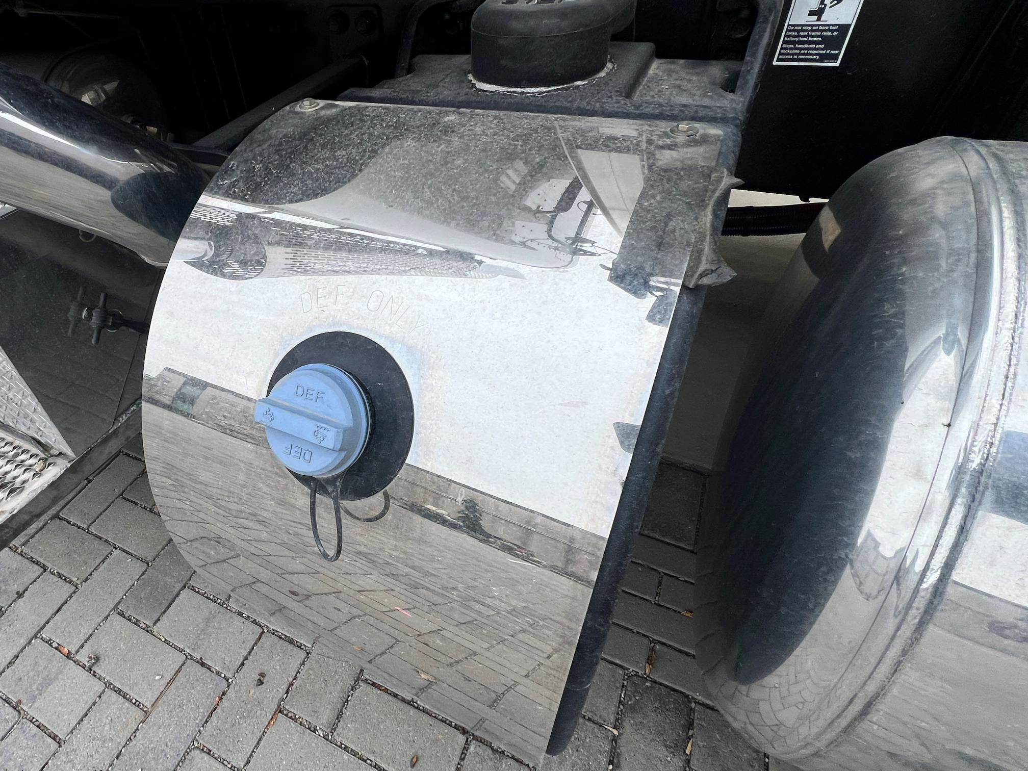 2023 PETERBILT 389 - Image 36