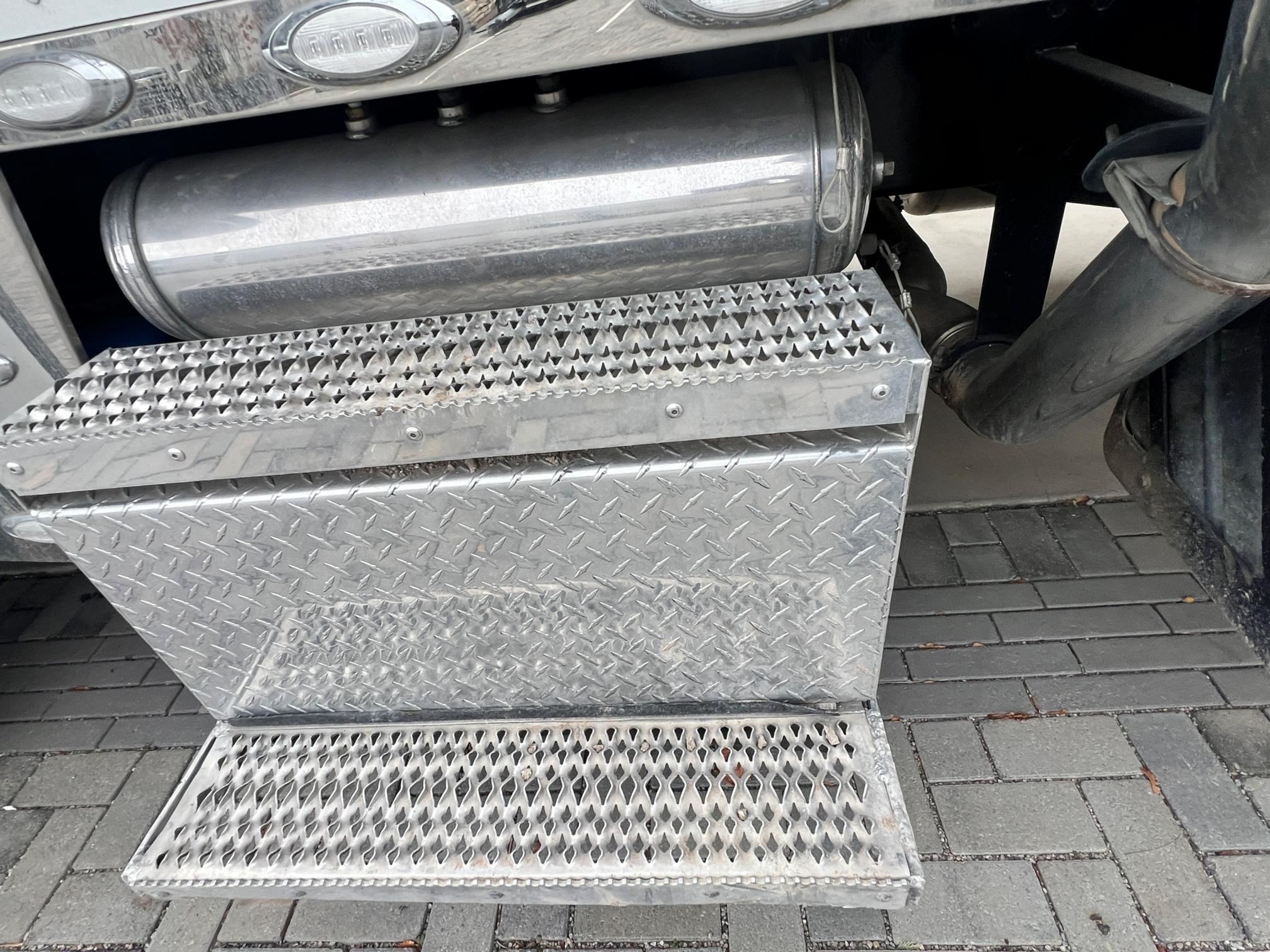 2023 PETERBILT 389 - Image 40