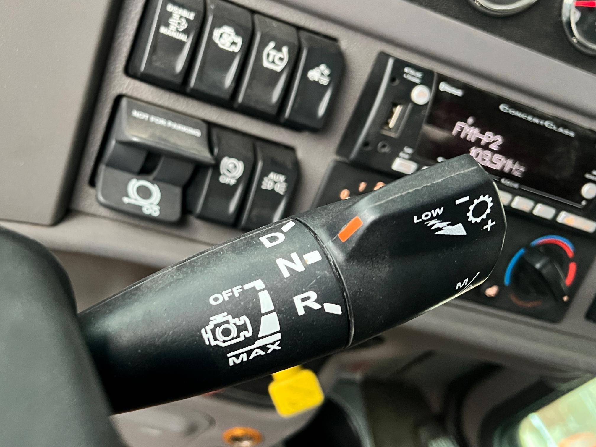 2023 PETERBILT 389 - Image 16