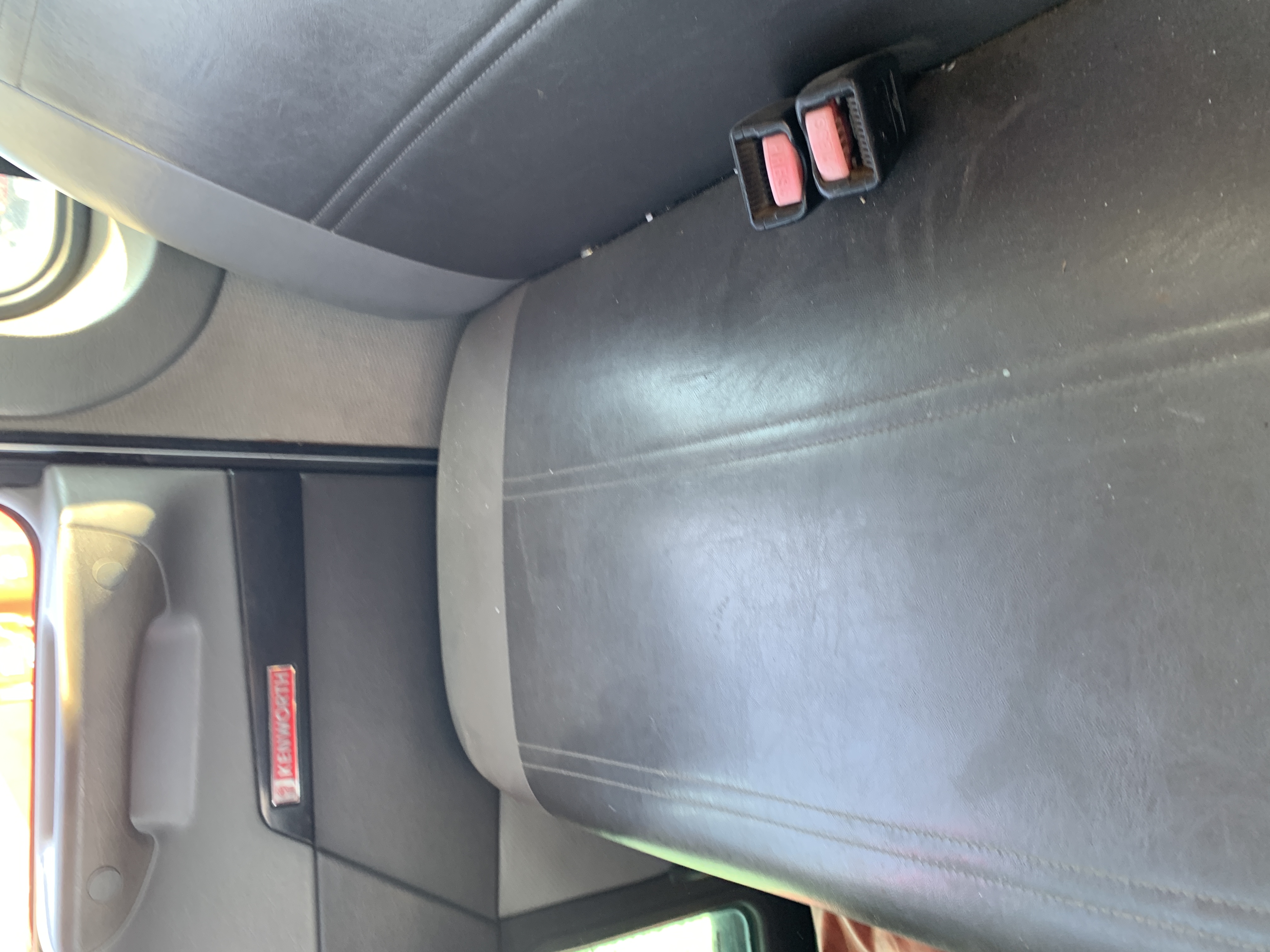 2010 KENWORTH T370 - Image 17