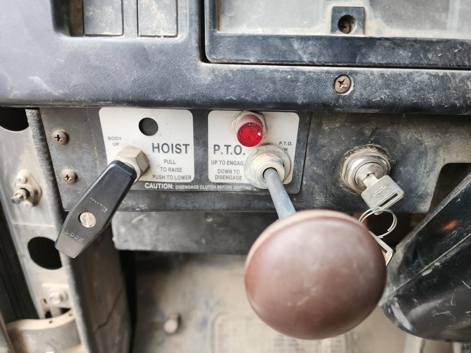 1993 INTERNATIONAL 4700  4x2 - Image 13