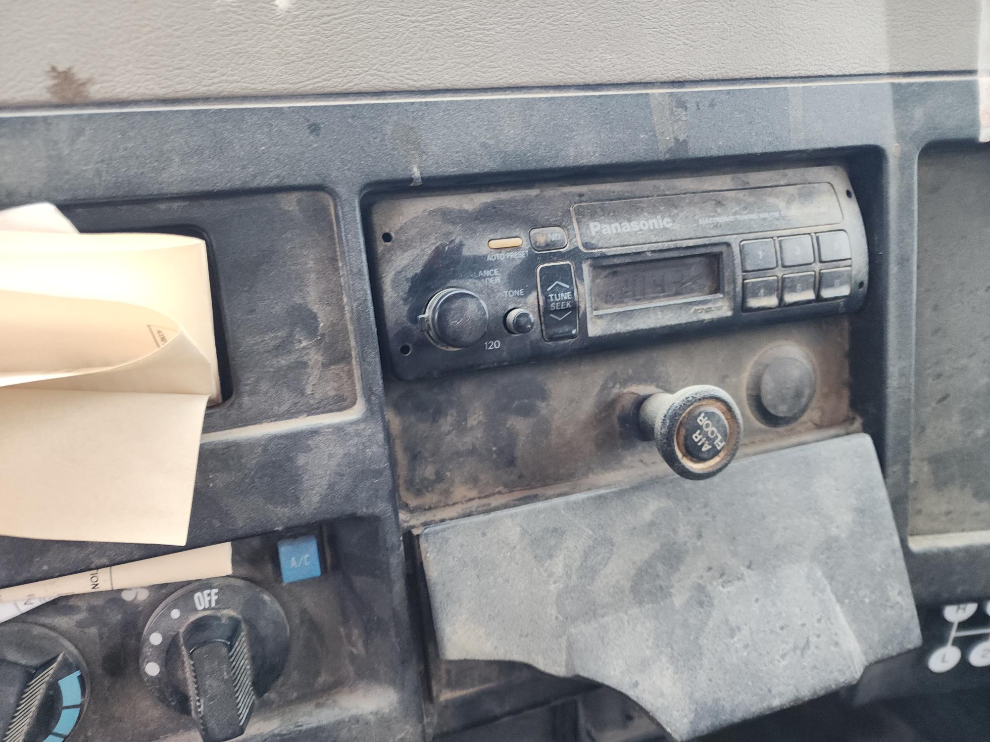 1993 INTERNATIONAL 4700  4x2 - view 16 of 41