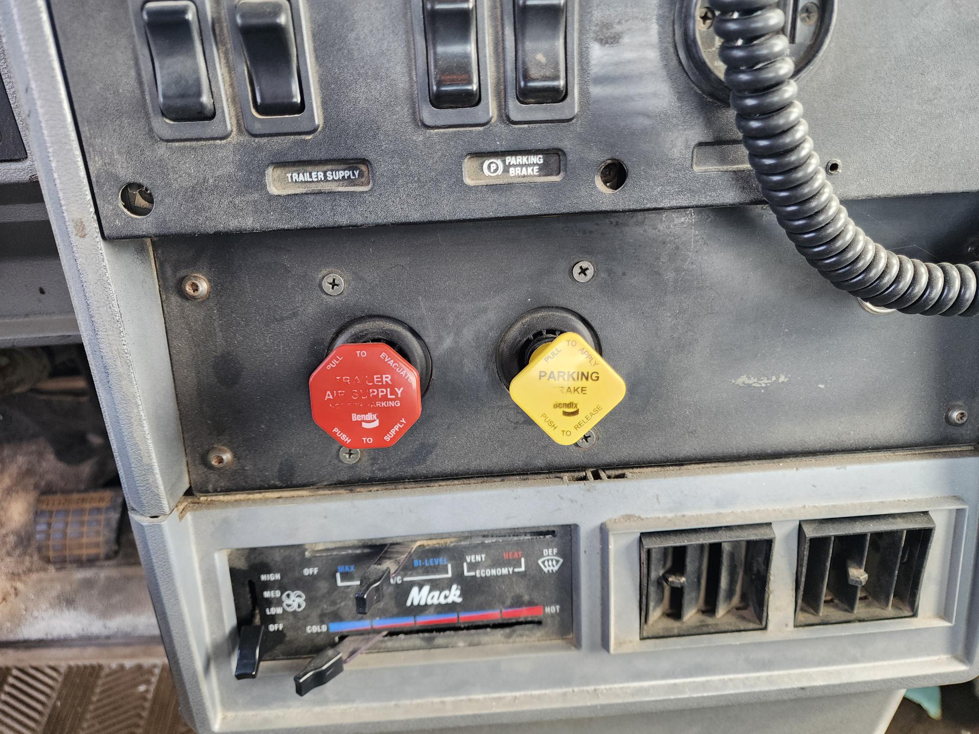 1998 MACK CH613 - Image 17