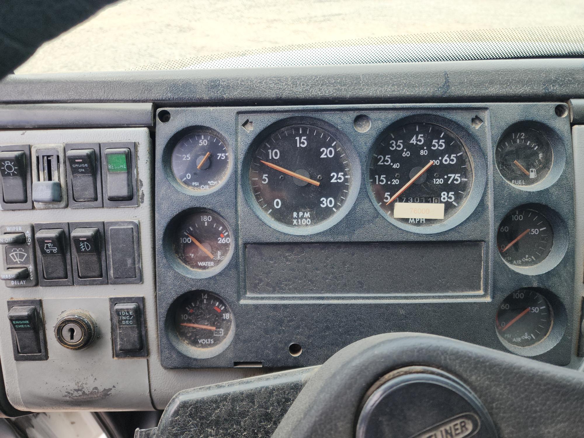 1999 FREIGHTLINER FL70 - Image 10