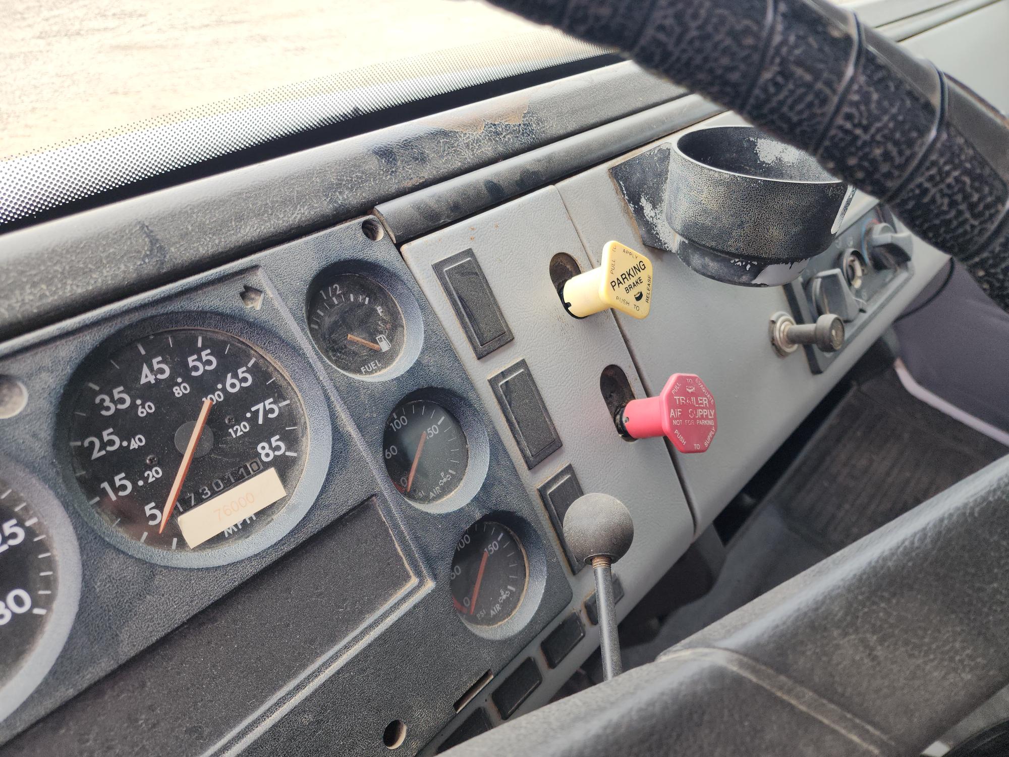 1999 FREIGHTLINER FL70 - view 11 of 31