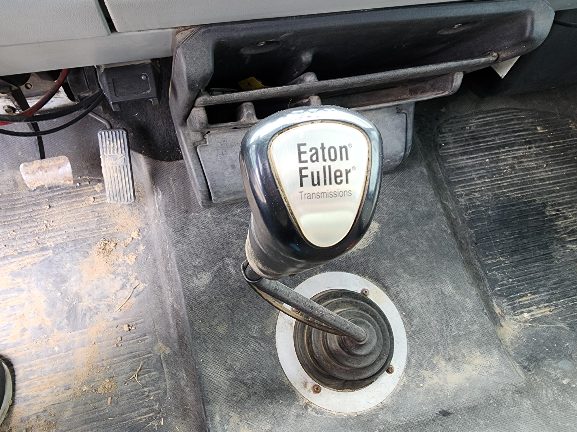 1999 FREIGHTLINER FL70 - view 13 of 31