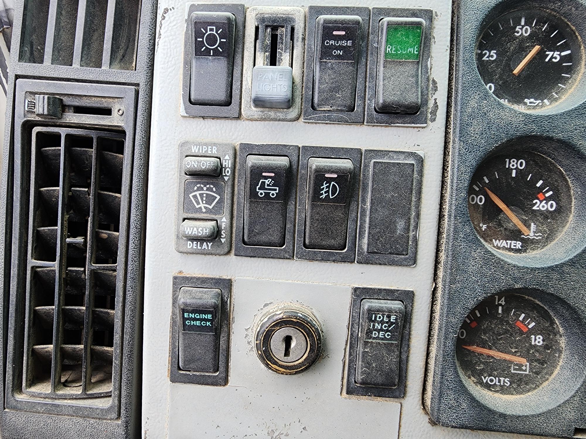 1999 FREIGHTLINER FL70 - Image 15