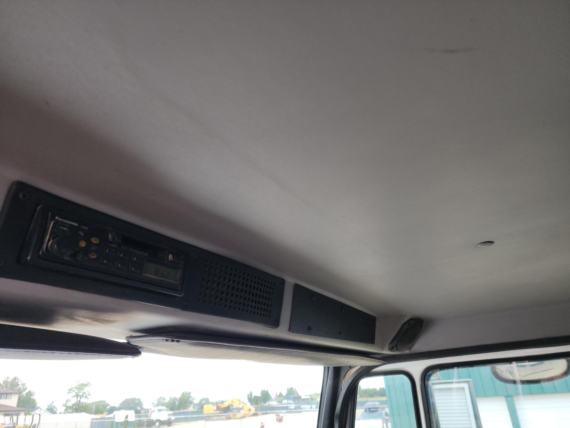 1999 FREIGHTLINER FL70 - view 16 of 31